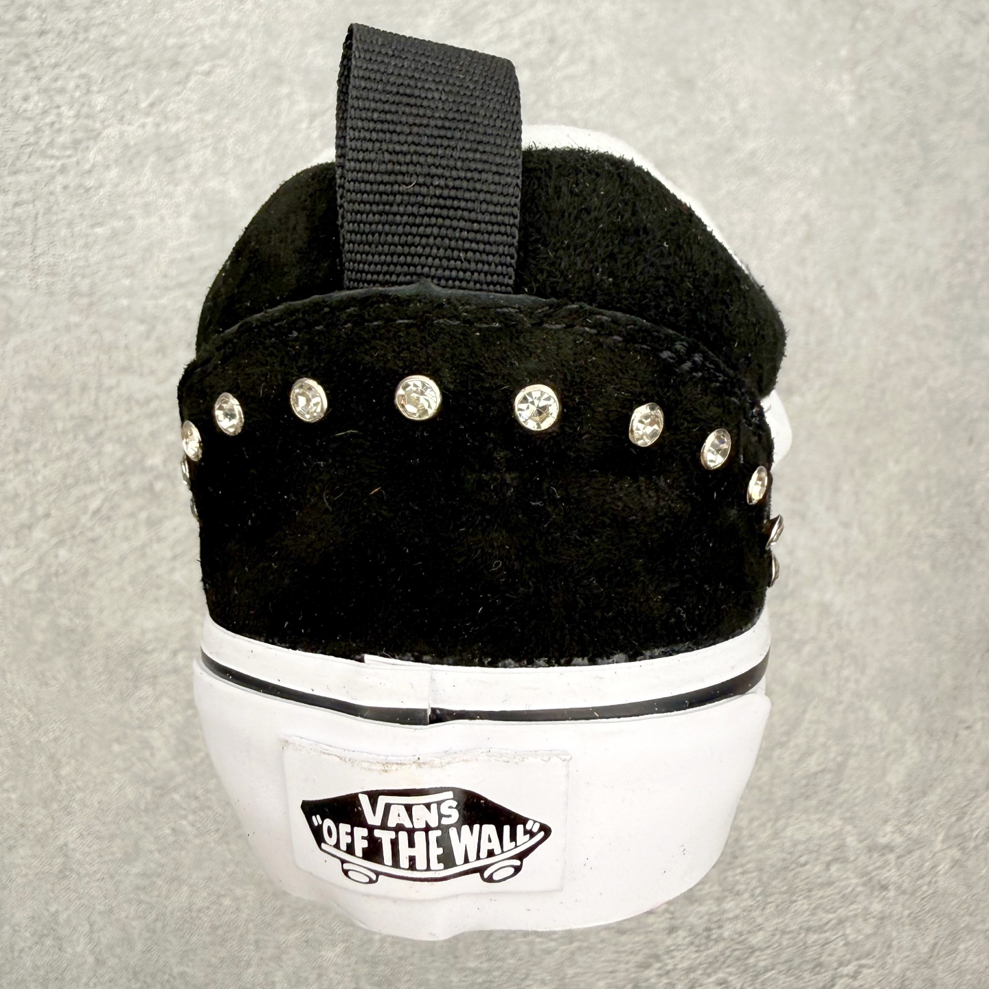 Vans Knu Skool 碎钻铆钉面包鞋此次以碎钻元素为设计亮点，黑白经典配色为基底，全麂皮鞋面搭配