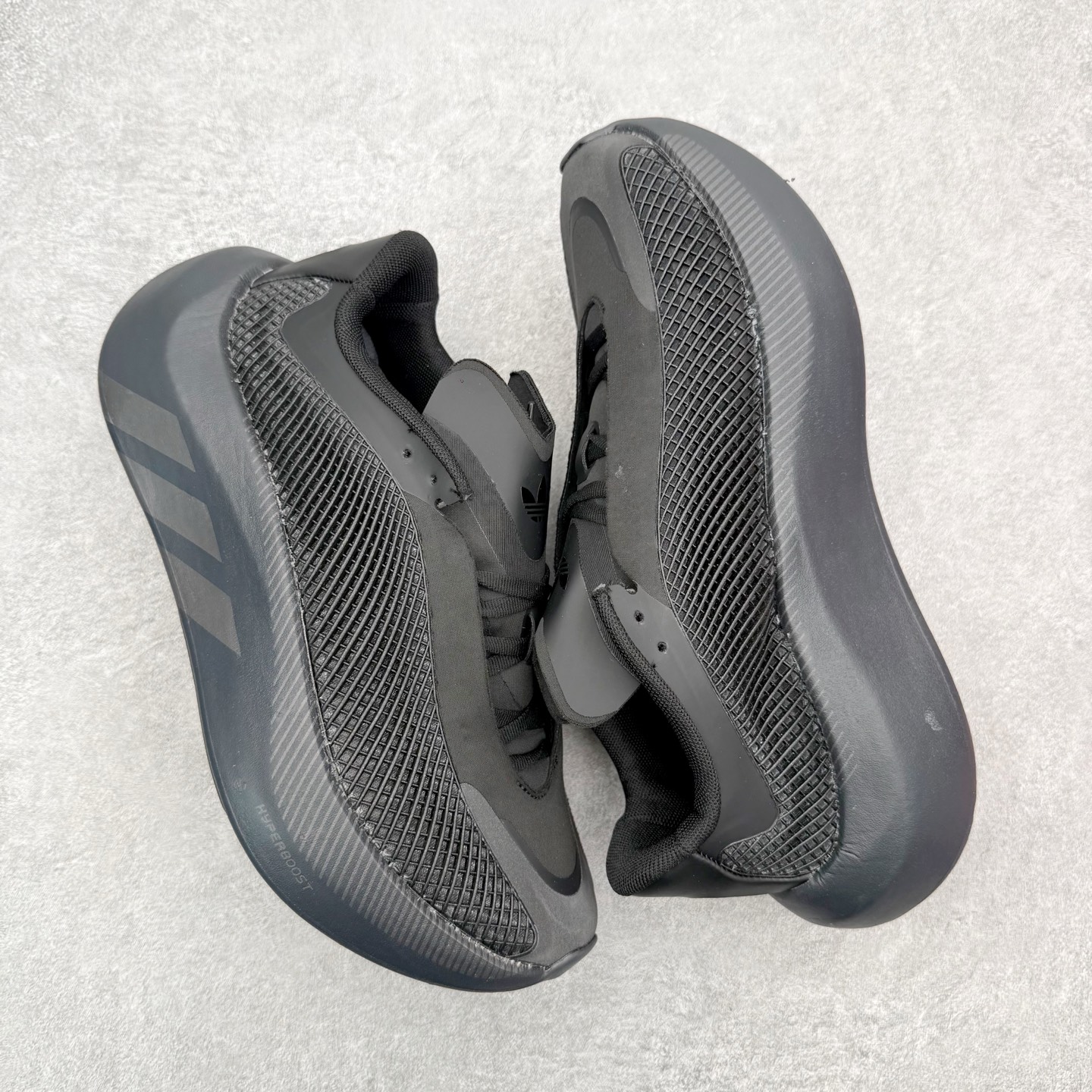 AD Hyperboost Edge 爆米花缓震舒适贴合跑步鞋 在 BOOST 之前冠以了 “HYPER