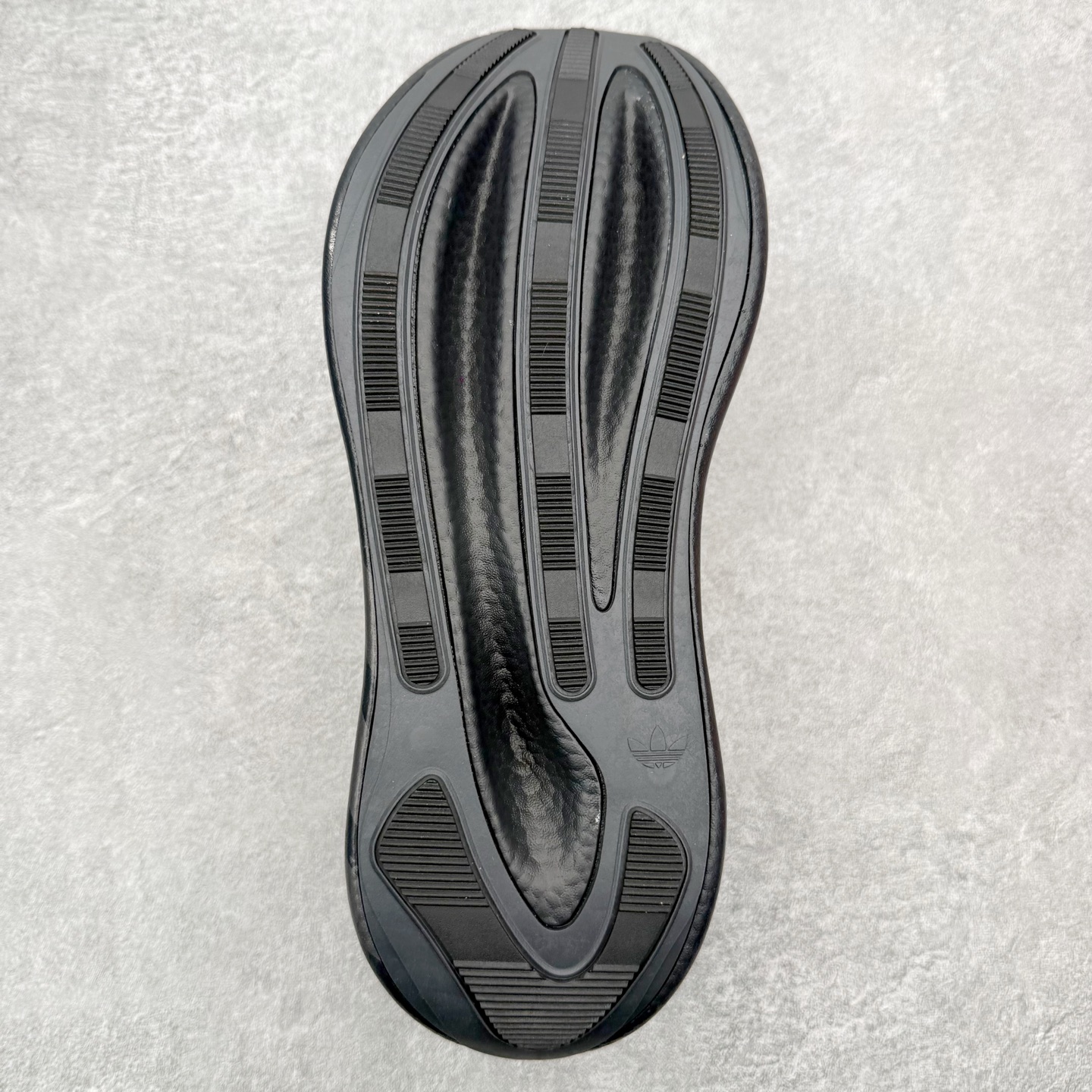 AD Hyperboost Edge 爆米花缓震舒适贴合跑步鞋 在 BOOST 之前冠以了 “HYPER