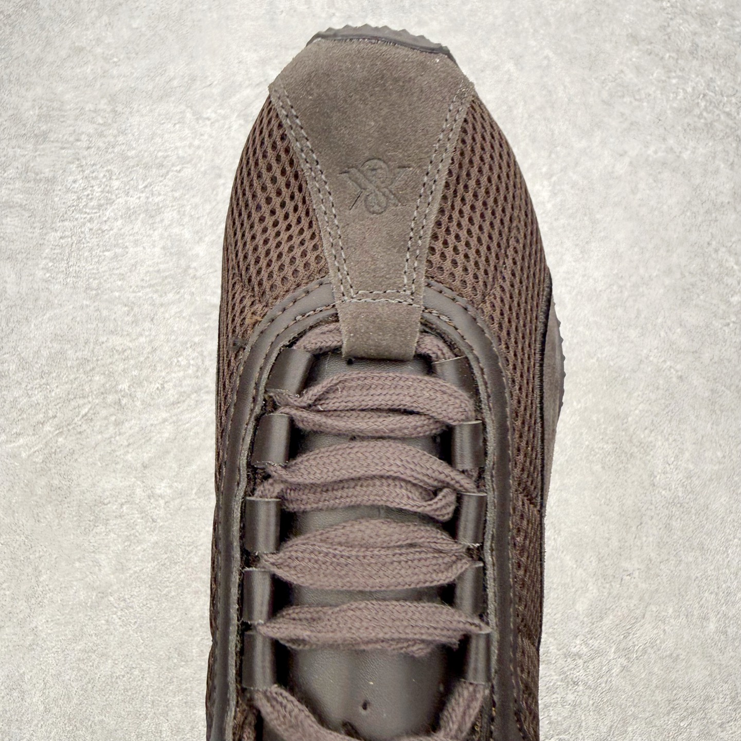 图片[4]-＃TG特价福利 PUMA Speedca OG 彪马极速赛车系列低帮德训风拼接复古百搭休闲运动赛车鞋 鞋款从80、90年代赛车手所穿的防火赛车鞋为原型，鞋身线条模仿了赛车的流线廓形，体现了空气动力学原理的结构。简约流畅的外观，恰好又和贯穿其中的Formstrip Logo融合恰到好处，视觉上细节丰富且协调。本次Speedcat OG鞋款归来，最大看点自然式保留了窄版鞋型以及薄底构造。这两年各品牌鞋底越做越厚，Speedcat反其道而行之，上脚几乎无鞋底的效果带来耳目一新的视觉体验。鞋面依旧是以质感细腻的麂皮材质打造，并且大面积近乎全包裹的使用，复古味道也愈发浓烈。配色上更是将最原始的黑色和红色带回，向F1赛车队的标志性队服致敬。相信让各位一眼种草的更多是出挑的大红色，上脚即可瞬间点亮整体造型，在以球鞋为核心的OOTD中脱颖而出。而另一款黑色则是低调的万金油，彰显新潮个性的同时又不喧宾夺主，也是热爱简约系穿搭朋友的首选。 尺码：35.5 36 37 37.5 38 38.5 39 40 40.5 41 42 42.5 43 44 44.5 45-选品中心