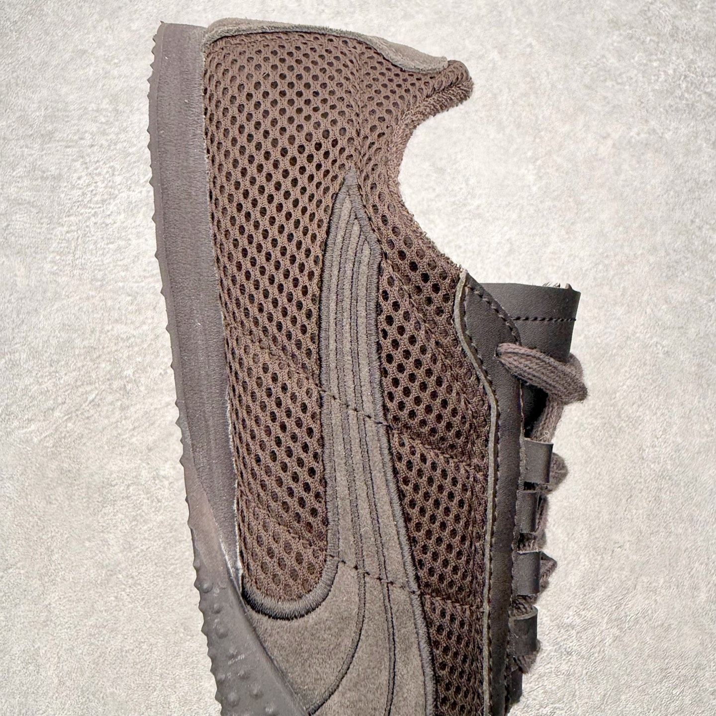 图片[6]-＃TG特价福利 PUMA Speedca OG 彪马极速赛车系列低帮德训风拼接复古百搭休闲运动赛车鞋 鞋款从80、90年代赛车手所穿的防火赛车鞋为原型，鞋身线条模仿了赛车的流线廓形，体现了空气动力学原理的结构。简约流畅的外观，恰好又和贯穿其中的Formstrip Logo融合恰到好处，视觉上细节丰富且协调。本次Speedcat OG鞋款归来，最大看点自然式保留了窄版鞋型以及薄底构造。这两年各品牌鞋底越做越厚，Speedcat反其道而行之，上脚几乎无鞋底的效果带来耳目一新的视觉体验。鞋面依旧是以质感细腻的麂皮材质打造，并且大面积近乎全包裹的使用，复古味道也愈发浓烈。配色上更是将最原始的黑色和红色带回，向F1赛车队的标志性队服致敬。相信让各位一眼种草的更多是出挑的大红色，上脚即可瞬间点亮整体造型，在以球鞋为核心的OOTD中脱颖而出。而另一款黑色则是低调的万金油，彰显新潮个性的同时又不喧宾夺主，也是热爱简约系穿搭朋友的首选。 尺码：35.5 36 37 37.5 38 38.5 39 40 40.5 41 42 42.5 43 44 44.5 45-选品中心