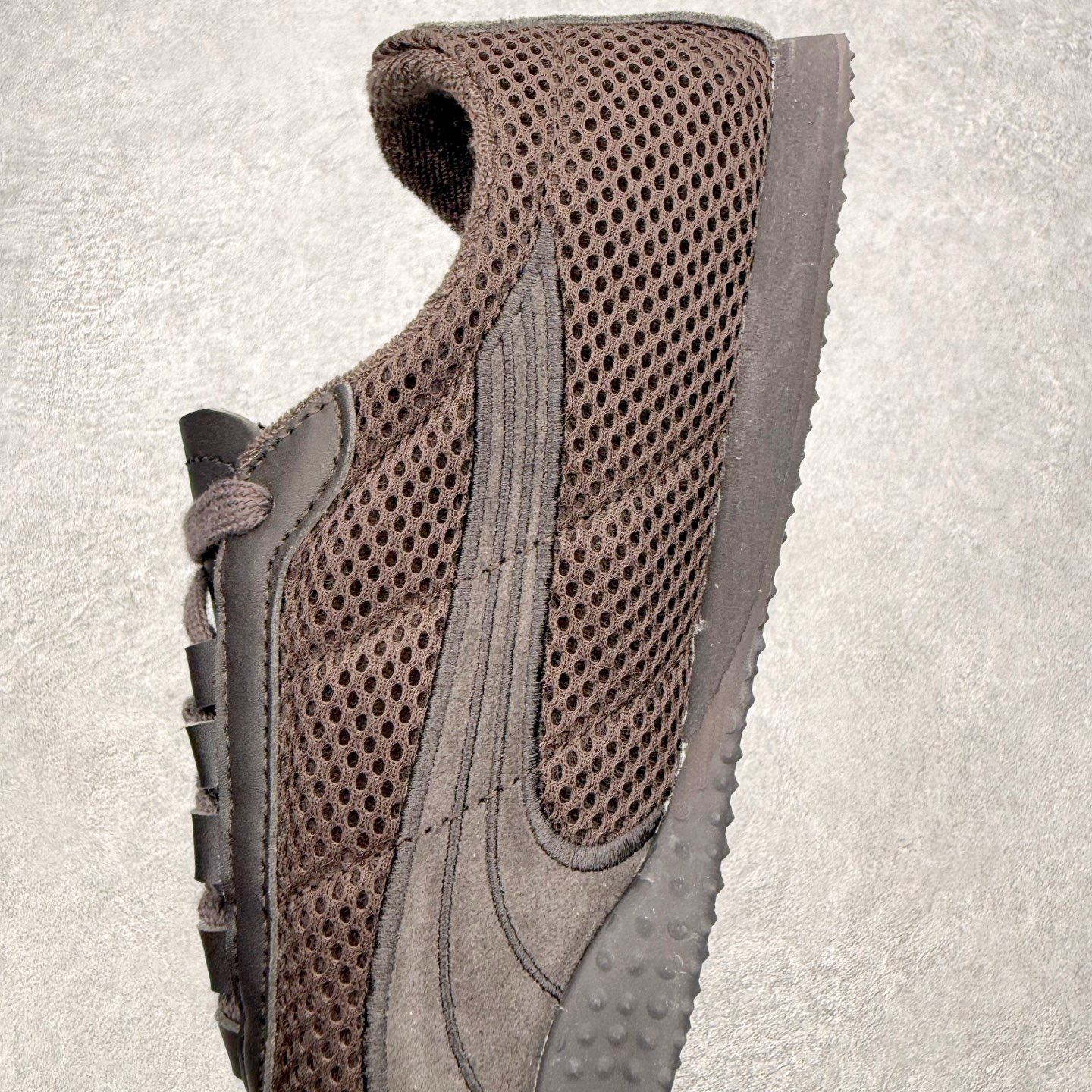 图片[7]-＃TG特价福利 PUMA Speedca OG 彪马极速赛车系列低帮德训风拼接复古百搭休闲运动赛车鞋 鞋款从80、90年代赛车手所穿的防火赛车鞋为原型，鞋身线条模仿了赛车的流线廓形，体现了空气动力学原理的结构。简约流畅的外观，恰好又和贯穿其中的Formstrip Logo融合恰到好处，视觉上细节丰富且协调。本次Speedcat OG鞋款归来，最大看点自然式保留了窄版鞋型以及薄底构造。这两年各品牌鞋底越做越厚，Speedcat反其道而行之，上脚几乎无鞋底的效果带来耳目一新的视觉体验。鞋面依旧是以质感细腻的麂皮材质打造，并且大面积近乎全包裹的使用，复古味道也愈发浓烈。配色上更是将最原始的黑色和红色带回，向F1赛车队的标志性队服致敬。相信让各位一眼种草的更多是出挑的大红色，上脚即可瞬间点亮整体造型，在以球鞋为核心的OOTD中脱颖而出。而另一款黑色则是低调的万金油，彰显新潮个性的同时又不喧宾夺主，也是热爱简约系穿搭朋友的首选。 尺码：35.5 36 37 37.5 38 38.5 39 40 40.5 41 42 42.5 43 44 44.5 45-选品中心