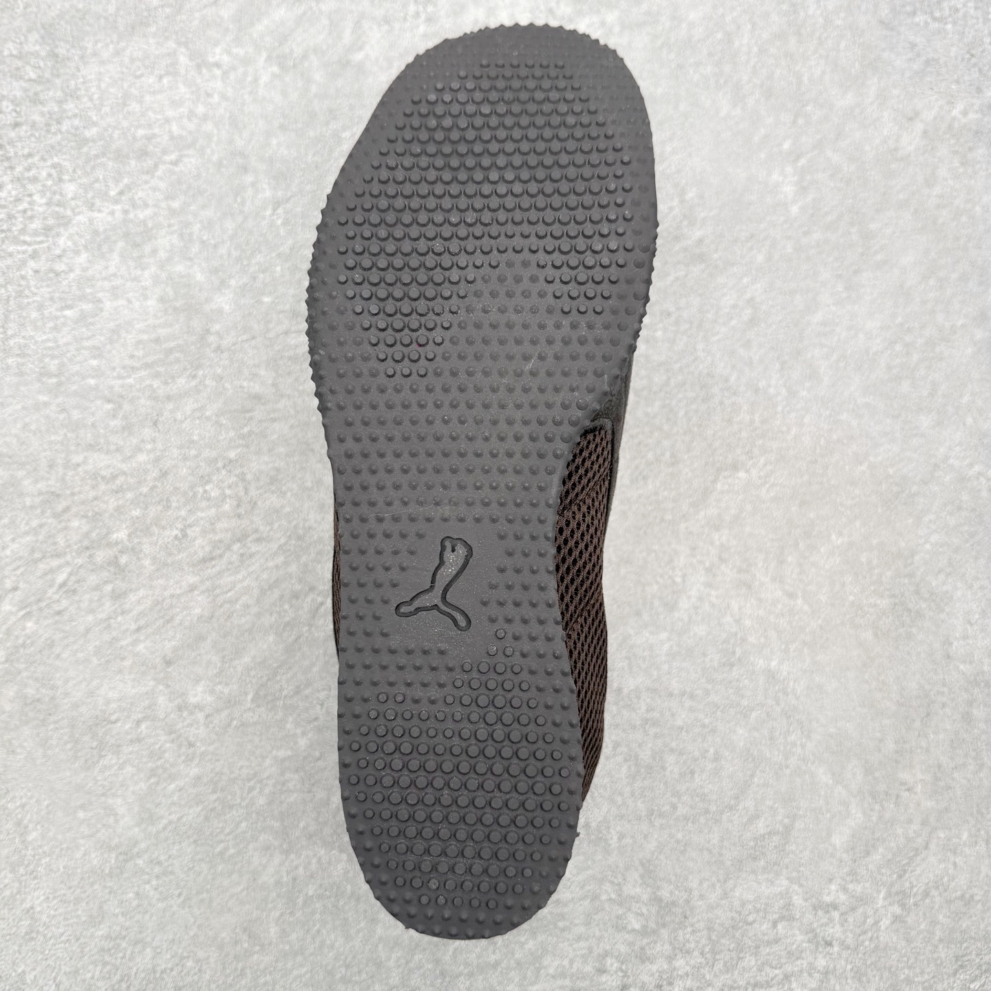 图片[9]-＃TG特价福利 PUMA Speedca OG 彪马极速赛车系列低帮德训风拼接复古百搭休闲运动赛车鞋 鞋款从80、90年代赛车手所穿的防火赛车鞋为原型，鞋身线条模仿了赛车的流线廓形，体现了空气动力学原理的结构。简约流畅的外观，恰好又和贯穿其中的Formstrip Logo融合恰到好处，视觉上细节丰富且协调。本次Speedcat OG鞋款归来，最大看点自然式保留了窄版鞋型以及薄底构造。这两年各品牌鞋底越做越厚，Speedcat反其道而行之，上脚几乎无鞋底的效果带来耳目一新的视觉体验。鞋面依旧是以质感细腻的麂皮材质打造，并且大面积近乎全包裹的使用，复古味道也愈发浓烈。配色上更是将最原始的黑色和红色带回，向F1赛车队的标志性队服致敬。相信让各位一眼种草的更多是出挑的大红色，上脚即可瞬间点亮整体造型，在以球鞋为核心的OOTD中脱颖而出。而另一款黑色则是低调的万金油，彰显新潮个性的同时又不喧宾夺主，也是热爱简约系穿搭朋友的首选。 尺码：35.5 36 37 37.5 38 38.5 39 40 40.5 41 42 42.5 43 44 44.5 45-选品中心