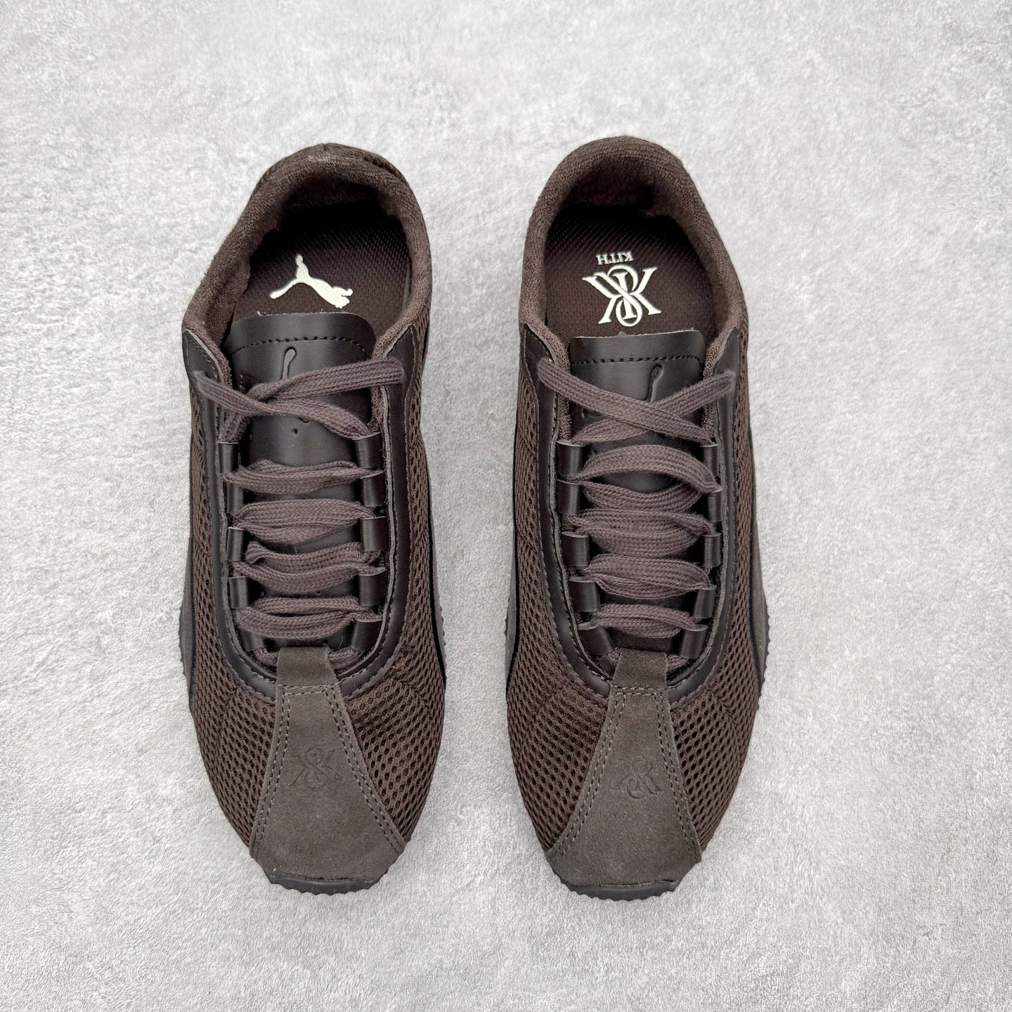 图片[2]-＃TG特价福利 PUMA Speedca OG 彪马极速赛车系列低帮德训风拼接复古百搭休闲运动赛车鞋 鞋款从80、90年代赛车手所穿的防火赛车鞋为原型，鞋身线条模仿了赛车的流线廓形，体现了空气动力学原理的结构。简约流畅的外观，恰好又和贯穿其中的Formstrip Logo融合恰到好处，视觉上细节丰富且协调。本次Speedcat OG鞋款归来，最大看点自然式保留了窄版鞋型以及薄底构造。这两年各品牌鞋底越做越厚，Speedcat反其道而行之，上脚几乎无鞋底的效果带来耳目一新的视觉体验。鞋面依旧是以质感细腻的麂皮材质打造，并且大面积近乎全包裹的使用，复古味道也愈发浓烈。配色上更是将最原始的黑色和红色带回，向F1赛车队的标志性队服致敬。相信让各位一眼种草的更多是出挑的大红色，上脚即可瞬间点亮整体造型，在以球鞋为核心的OOTD中脱颖而出。而另一款黑色则是低调的万金油，彰显新潮个性的同时又不喧宾夺主，也是热爱简约系穿搭朋友的首选。 尺码：35.5 36 37 37.5 38 38.5 39 40 40.5 41 42 42.5 43 44 44.5 45-选品中心