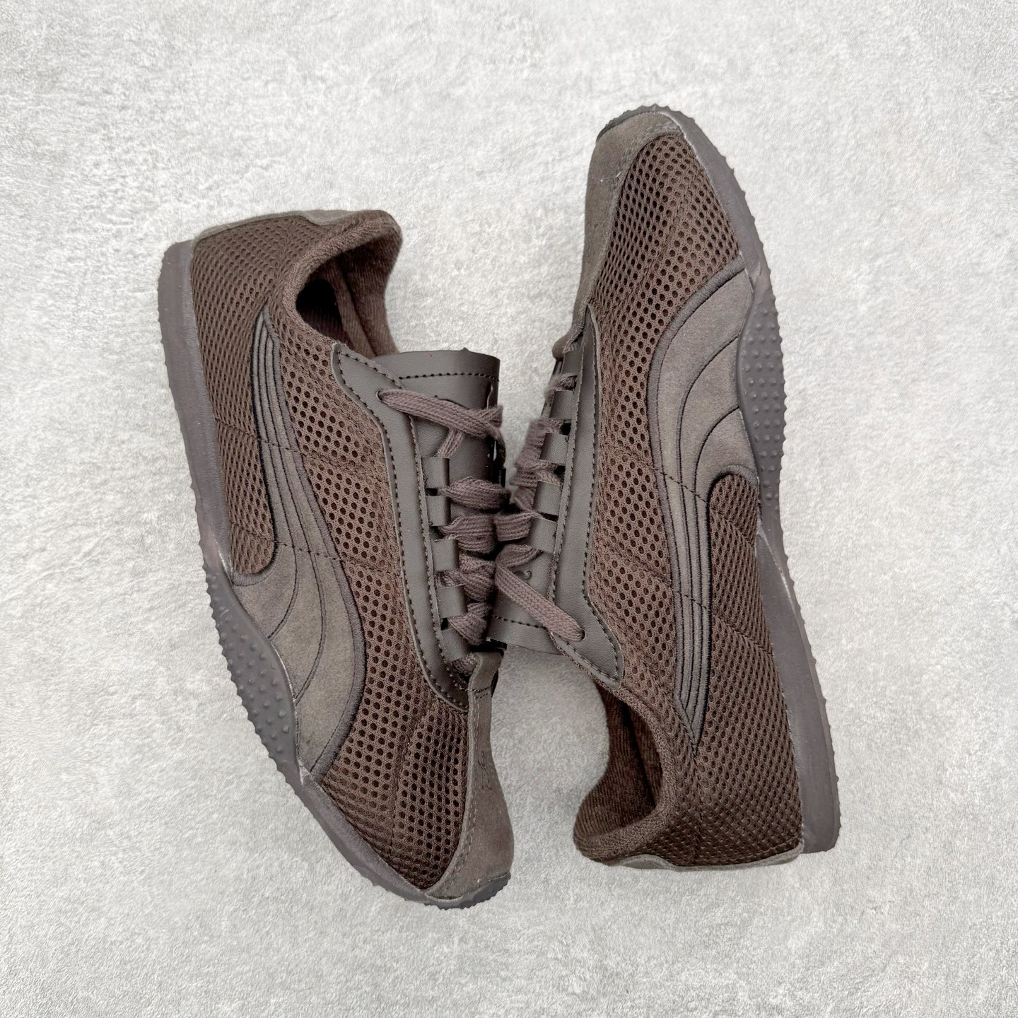 图片[3]-＃TG特价福利 PUMA Speedca OG 彪马极速赛车系列低帮德训风拼接复古百搭休闲运动赛车鞋 鞋款从80、90年代赛车手所穿的防火赛车鞋为原型，鞋身线条模仿了赛车的流线廓形，体现了空气动力学原理的结构。简约流畅的外观，恰好又和贯穿其中的Formstrip Logo融合恰到好处，视觉上细节丰富且协调。本次Speedcat OG鞋款归来，最大看点自然式保留了窄版鞋型以及薄底构造。这两年各品牌鞋底越做越厚，Speedcat反其道而行之，上脚几乎无鞋底的效果带来耳目一新的视觉体验。鞋面依旧是以质感细腻的麂皮材质打造，并且大面积近乎全包裹的使用，复古味道也愈发浓烈。配色上更是将最原始的黑色和红色带回，向F1赛车队的标志性队服致敬。相信让各位一眼种草的更多是出挑的大红色，上脚即可瞬间点亮整体造型，在以球鞋为核心的OOTD中脱颖而出。而另一款黑色则是低调的万金油，彰显新潮个性的同时又不喧宾夺主，也是热爱简约系穿搭朋友的首选。 尺码：35.5 36 37 37.5 38 38.5 39 40 40.5 41 42 42.5 43 44 44.5 45-选品中心