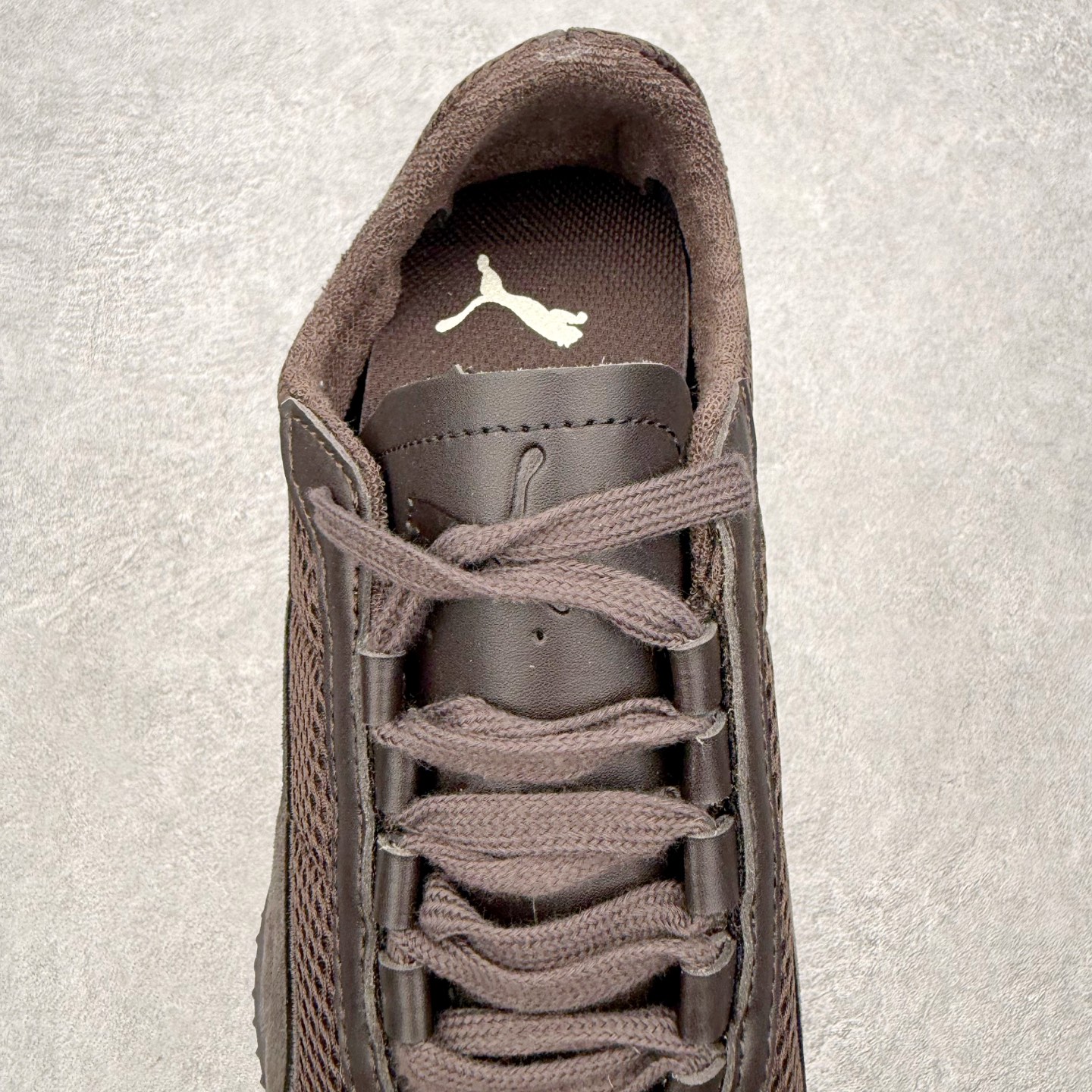 图片[5]-＃TG特价福利 PUMA Speedca OG 彪马极速赛车系列低帮德训风拼接复古百搭休闲运动赛车鞋 鞋款从80、90年代赛车手所穿的防火赛车鞋为原型，鞋身线条模仿了赛车的流线廓形，体现了空气动力学原理的结构。简约流畅的外观，恰好又和贯穿其中的Formstrip Logo融合恰到好处，视觉上细节丰富且协调。本次Speedcat OG鞋款归来，最大看点自然式保留了窄版鞋型以及薄底构造。这两年各品牌鞋底越做越厚，Speedcat反其道而行之，上脚几乎无鞋底的效果带来耳目一新的视觉体验。鞋面依旧是以质感细腻的麂皮材质打造，并且大面积近乎全包裹的使用，复古味道也愈发浓烈。配色上更是将最原始的黑色和红色带回，向F1赛车队的标志性队服致敬。相信让各位一眼种草的更多是出挑的大红色，上脚即可瞬间点亮整体造型，在以球鞋为核心的OOTD中脱颖而出。而另一款黑色则是低调的万金油，彰显新潮个性的同时又不喧宾夺主，也是热爱简约系穿搭朋友的首选。 尺码：35.5 36 37 37.5 38 38.5 39 40 40.5 41 42 42.5 43 44 44.5 45-选品中心