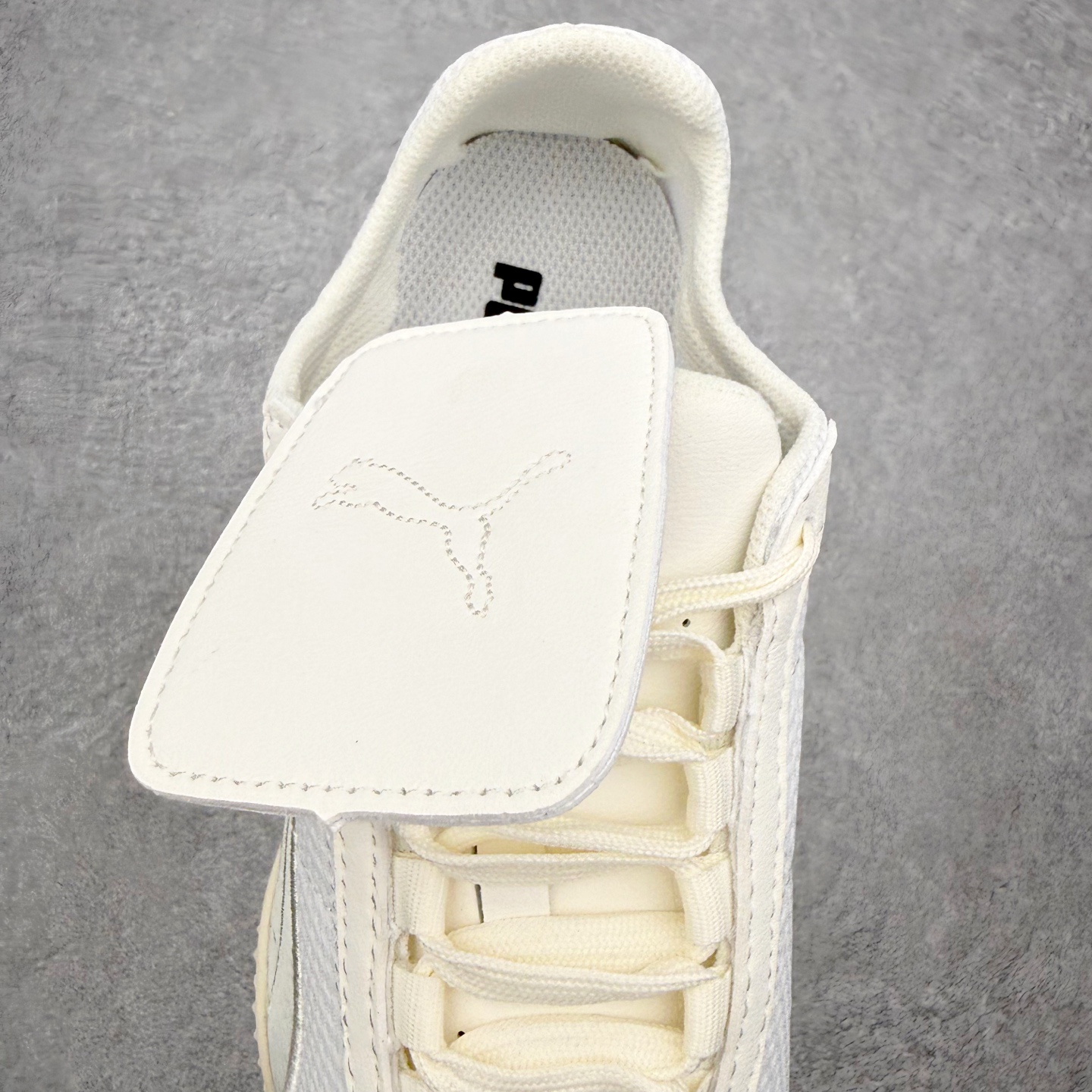 图片[5]-＃TG特价福利 PUMA Speedca OG 彪马极速赛车系列低帮德训风拼接复古百搭休闲运动赛车鞋 鞋款从80、90年代赛车手所穿的防火赛车鞋为原型，鞋身线条模仿了赛车的流线廓形，体现了空气动力学原理的结构。简约流畅的外观，恰好又和贯穿其中的Formstrip Logo融合恰到好处，视觉上细节丰富且协调。本次Speedcat OG鞋款归来，最大看点自然式保留了窄版鞋型以及薄底构造。这两年各品牌鞋底越做越厚，Speedcat反其道而行之，上脚几乎无鞋底的效果带来耳目一新的视觉体验。鞋面依旧是以质感细腻的麂皮材质打造，并且大面积近乎全包裹的使用，复古味道也愈发浓烈。配色上更是将最原始的黑色和红色带回，向F1赛车队的标志性队服致敬。相信让各位一眼种草的更多是出挑的大红色，上脚即可瞬间点亮整体造型，在以球鞋为核心的OOTD中脱颖而出。而另一款黑色则是低调的万金油，彰显新潮个性的同时又不喧宾夺主，也是热爱简约系穿搭朋友的首选。 尺码：35.5 36 37 37.5 38 38.5 39 40 40.5 41 42 42.5 43 44 44.5 45-选品中心