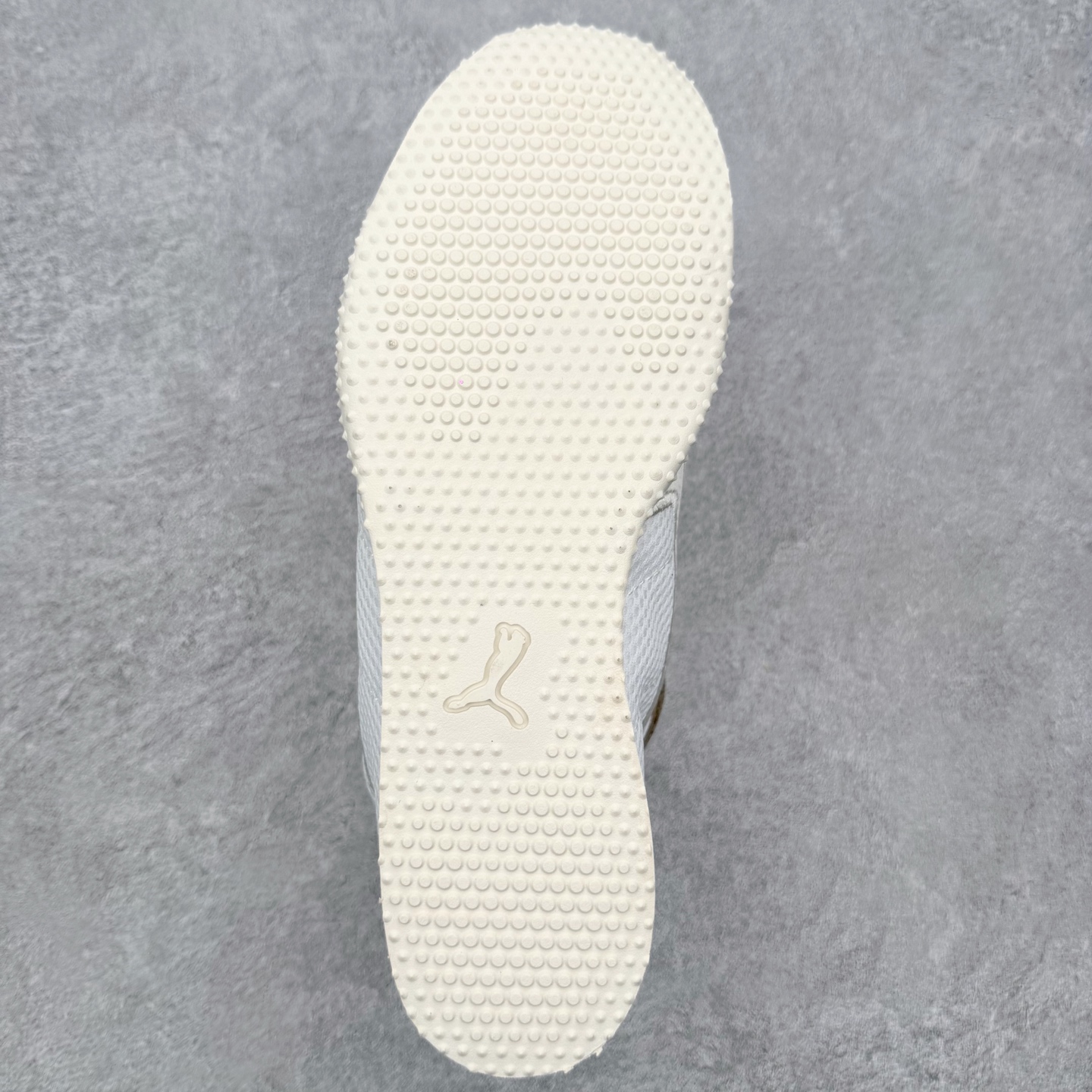 图片[9]-＃TG特价福利 PUMA Speedca OG 彪马极速赛车系列低帮德训风拼接复古百搭休闲运动赛车鞋 鞋款从80、90年代赛车手所穿的防火赛车鞋为原型，鞋身线条模仿了赛车的流线廓形，体现了空气动力学原理的结构。简约流畅的外观，恰好又和贯穿其中的Formstrip Logo融合恰到好处，视觉上细节丰富且协调。本次Speedcat OG鞋款归来，最大看点自然式保留了窄版鞋型以及薄底构造。这两年各品牌鞋底越做越厚，Speedcat反其道而行之，上脚几乎无鞋底的效果带来耳目一新的视觉体验。鞋面依旧是以质感细腻的麂皮材质打造，并且大面积近乎全包裹的使用，复古味道也愈发浓烈。配色上更是将最原始的黑色和红色带回，向F1赛车队的标志性队服致敬。相信让各位一眼种草的更多是出挑的大红色，上脚即可瞬间点亮整体造型，在以球鞋为核心的OOTD中脱颖而出。而另一款黑色则是低调的万金油，彰显新潮个性的同时又不喧宾夺主，也是热爱简约系穿搭朋友的首选。 尺码：35.5 36 37 37.5 38 38.5 39 40 40.5 41 42 42.5 43 44 44.5 45-选品中心