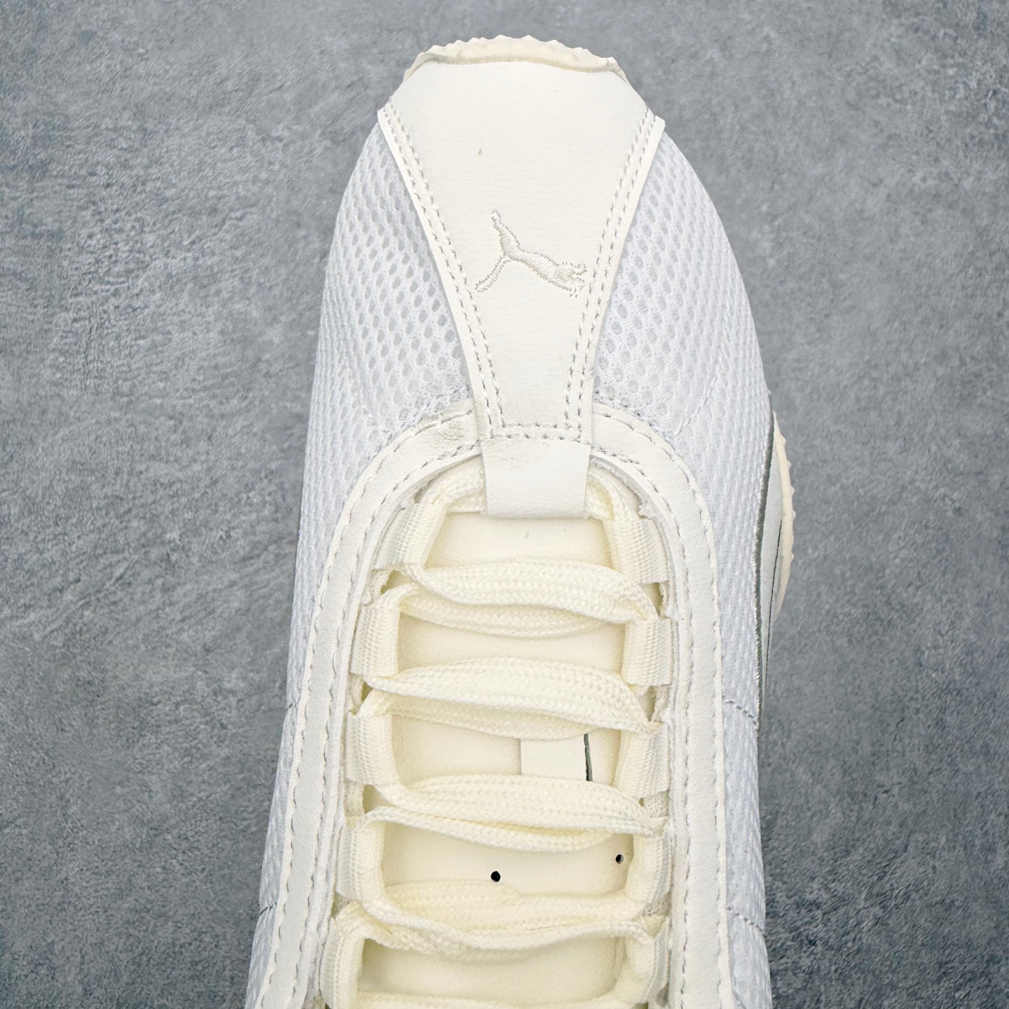 图片[4]-＃TG特价福利 PUMA Speedca OG 彪马极速赛车系列低帮德训风拼接复古百搭休闲运动赛车鞋 鞋款从80、90年代赛车手所穿的防火赛车鞋为原型，鞋身线条模仿了赛车的流线廓形，体现了空气动力学原理的结构。简约流畅的外观，恰好又和贯穿其中的Formstrip Logo融合恰到好处，视觉上细节丰富且协调。本次Speedcat OG鞋款归来，最大看点自然式保留了窄版鞋型以及薄底构造。这两年各品牌鞋底越做越厚，Speedcat反其道而行之，上脚几乎无鞋底的效果带来耳目一新的视觉体验。鞋面依旧是以质感细腻的麂皮材质打造，并且大面积近乎全包裹的使用，复古味道也愈发浓烈。配色上更是将最原始的黑色和红色带回，向F1赛车队的标志性队服致敬。相信让各位一眼种草的更多是出挑的大红色，上脚即可瞬间点亮整体造型，在以球鞋为核心的OOTD中脱颖而出。而另一款黑色则是低调的万金油，彰显新潮个性的同时又不喧宾夺主，也是热爱简约系穿搭朋友的首选。 尺码：35.5 36 37 37.5 38 38.5 39 40 40.5 41 42 42.5 43 44 44.5 45-选品中心