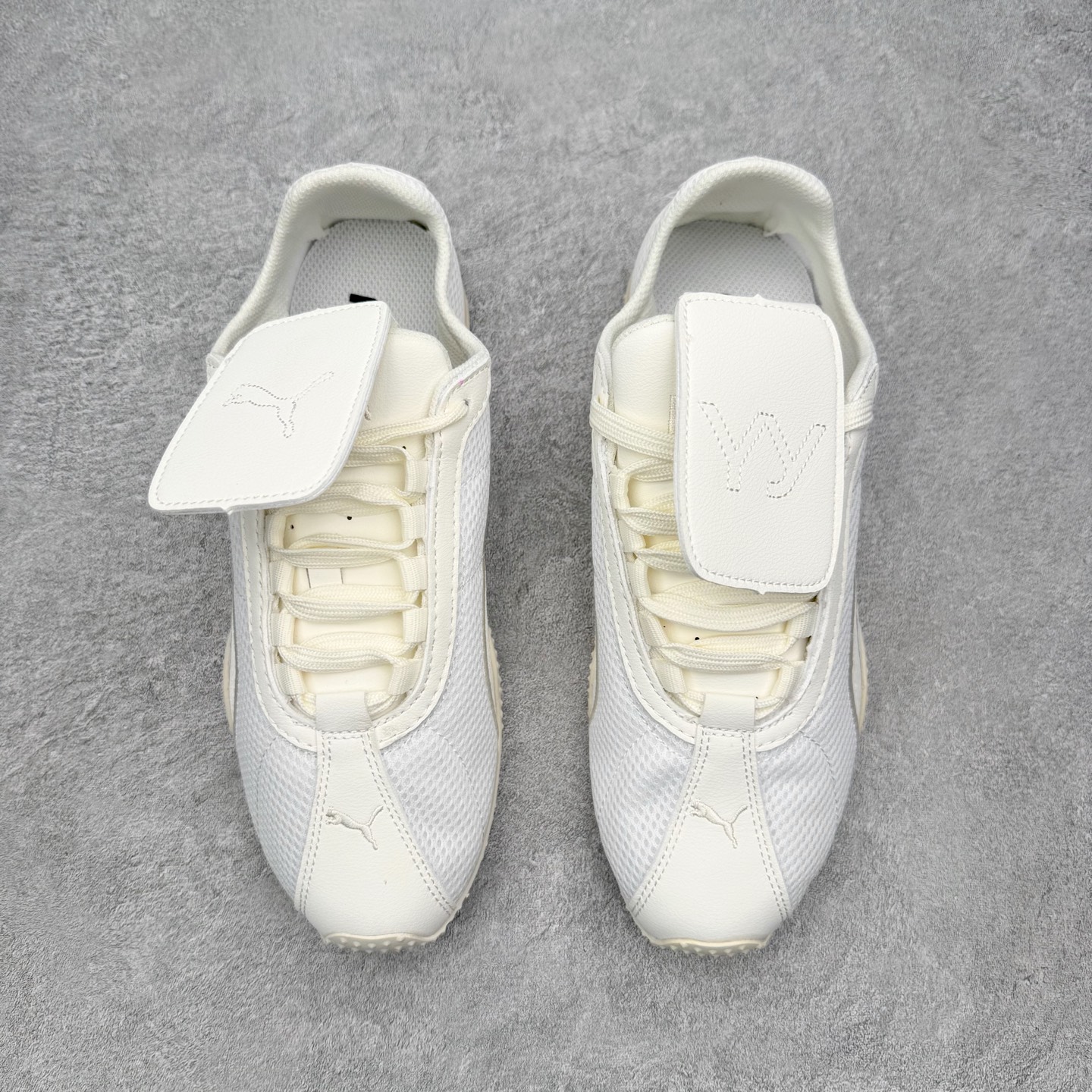 图片[2]-＃TG特价福利 PUMA Speedca OG 彪马极速赛车系列低帮德训风拼接复古百搭休闲运动赛车鞋 鞋款从80、90年代赛车手所穿的防火赛车鞋为原型，鞋身线条模仿了赛车的流线廓形，体现了空气动力学原理的结构。简约流畅的外观，恰好又和贯穿其中的Formstrip Logo融合恰到好处，视觉上细节丰富且协调。本次Speedcat OG鞋款归来，最大看点自然式保留了窄版鞋型以及薄底构造。这两年各品牌鞋底越做越厚，Speedcat反其道而行之，上脚几乎无鞋底的效果带来耳目一新的视觉体验。鞋面依旧是以质感细腻的麂皮材质打造，并且大面积近乎全包裹的使用，复古味道也愈发浓烈。配色上更是将最原始的黑色和红色带回，向F1赛车队的标志性队服致敬。相信让各位一眼种草的更多是出挑的大红色，上脚即可瞬间点亮整体造型，在以球鞋为核心的OOTD中脱颖而出。而另一款黑色则是低调的万金油，彰显新潮个性的同时又不喧宾夺主，也是热爱简约系穿搭朋友的首选。 尺码：35.5 36 37 37.5 38 38.5 39 40 40.5 41 42 42.5 43 44 44.5 45-选品中心
