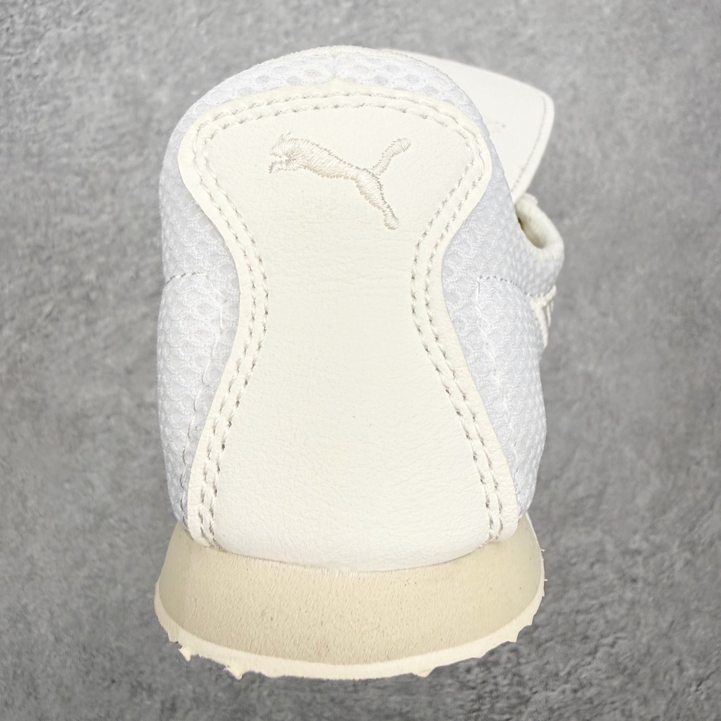 图片[8]-＃TG特价福利 PUMA Speedca OG 彪马极速赛车系列低帮德训风拼接复古百搭休闲运动赛车鞋 鞋款从80、90年代赛车手所穿的防火赛车鞋为原型，鞋身线条模仿了赛车的流线廓形，体现了空气动力学原理的结构。简约流畅的外观，恰好又和贯穿其中的Formstrip Logo融合恰到好处，视觉上细节丰富且协调。本次Speedcat OG鞋款归来，最大看点自然式保留了窄版鞋型以及薄底构造。这两年各品牌鞋底越做越厚，Speedcat反其道而行之，上脚几乎无鞋底的效果带来耳目一新的视觉体验。鞋面依旧是以质感细腻的麂皮材质打造，并且大面积近乎全包裹的使用，复古味道也愈发浓烈。配色上更是将最原始的黑色和红色带回，向F1赛车队的标志性队服致敬。相信让各位一眼种草的更多是出挑的大红色，上脚即可瞬间点亮整体造型，在以球鞋为核心的OOTD中脱颖而出。而另一款黑色则是低调的万金油，彰显新潮个性的同时又不喧宾夺主，也是热爱简约系穿搭朋友的首选。 尺码：35.5 36 37 37.5 38 38.5 39 40 40.5 41 42 42.5 43 44 44.5 45-选品中心