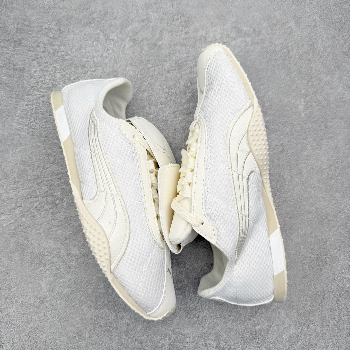 图片[3]-＃TG特价福利 PUMA Speedca OG 彪马极速赛车系列低帮德训风拼接复古百搭休闲运动赛车鞋 鞋款从80、90年代赛车手所穿的防火赛车鞋为原型，鞋身线条模仿了赛车的流线廓形，体现了空气动力学原理的结构。简约流畅的外观，恰好又和贯穿其中的Formstrip Logo融合恰到好处，视觉上细节丰富且协调。本次Speedcat OG鞋款归来，最大看点自然式保留了窄版鞋型以及薄底构造。这两年各品牌鞋底越做越厚，Speedcat反其道而行之，上脚几乎无鞋底的效果带来耳目一新的视觉体验。鞋面依旧是以质感细腻的麂皮材质打造，并且大面积近乎全包裹的使用，复古味道也愈发浓烈。配色上更是将最原始的黑色和红色带回，向F1赛车队的标志性队服致敬。相信让各位一眼种草的更多是出挑的大红色，上脚即可瞬间点亮整体造型，在以球鞋为核心的OOTD中脱颖而出。而另一款黑色则是低调的万金油，彰显新潮个性的同时又不喧宾夺主，也是热爱简约系穿搭朋友的首选。 尺码：35.5 36 37 37.5 38 38.5 39 40 40.5 41 42 42.5 43 44 44.5 45-选品中心