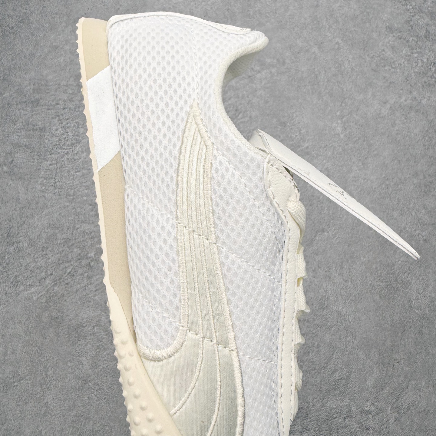 图片[6]-＃TG特价福利 PUMA Speedca OG 彪马极速赛车系列低帮德训风拼接复古百搭休闲运动赛车鞋 鞋款从80、90年代赛车手所穿的防火赛车鞋为原型，鞋身线条模仿了赛车的流线廓形，体现了空气动力学原理的结构。简约流畅的外观，恰好又和贯穿其中的Formstrip Logo融合恰到好处，视觉上细节丰富且协调。本次Speedcat OG鞋款归来，最大看点自然式保留了窄版鞋型以及薄底构造。这两年各品牌鞋底越做越厚，Speedcat反其道而行之，上脚几乎无鞋底的效果带来耳目一新的视觉体验。鞋面依旧是以质感细腻的麂皮材质打造，并且大面积近乎全包裹的使用，复古味道也愈发浓烈。配色上更是将最原始的黑色和红色带回，向F1赛车队的标志性队服致敬。相信让各位一眼种草的更多是出挑的大红色，上脚即可瞬间点亮整体造型，在以球鞋为核心的OOTD中脱颖而出。而另一款黑色则是低调的万金油，彰显新潮个性的同时又不喧宾夺主，也是热爱简约系穿搭朋友的首选。 尺码：35.5 36 37 37.5 38 38.5 39 40 40.5 41 42 42.5 43 44 44.5 45-选品中心