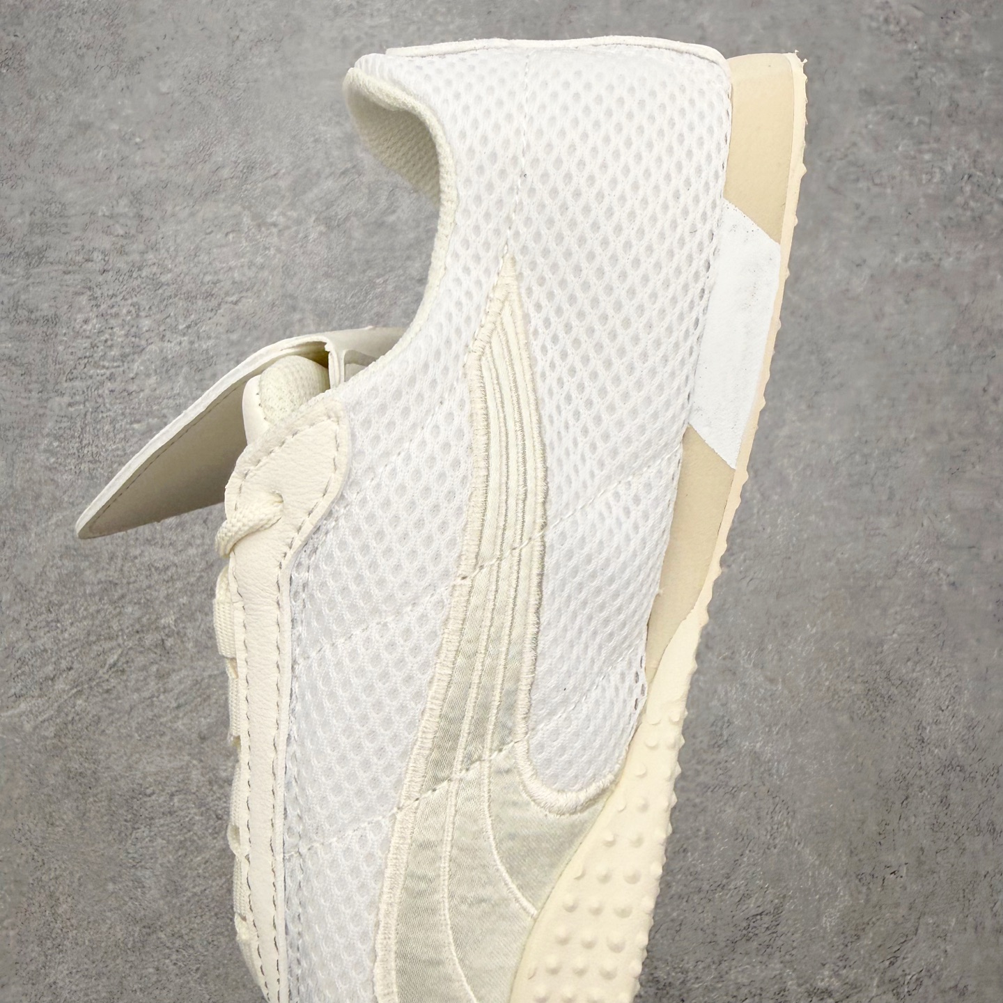 图片[7]-＃TG特价福利 PUMA Speedca OG 彪马极速赛车系列低帮德训风拼接复古百搭休闲运动赛车鞋 鞋款从80、90年代赛车手所穿的防火赛车鞋为原型，鞋身线条模仿了赛车的流线廓形，体现了空气动力学原理的结构。简约流畅的外观，恰好又和贯穿其中的Formstrip Logo融合恰到好处，视觉上细节丰富且协调。本次Speedcat OG鞋款归来，最大看点自然式保留了窄版鞋型以及薄底构造。这两年各品牌鞋底越做越厚，Speedcat反其道而行之，上脚几乎无鞋底的效果带来耳目一新的视觉体验。鞋面依旧是以质感细腻的麂皮材质打造，并且大面积近乎全包裹的使用，复古味道也愈发浓烈。配色上更是将最原始的黑色和红色带回，向F1赛车队的标志性队服致敬。相信让各位一眼种草的更多是出挑的大红色，上脚即可瞬间点亮整体造型，在以球鞋为核心的OOTD中脱颖而出。而另一款黑色则是低调的万金油，彰显新潮个性的同时又不喧宾夺主，也是热爱简约系穿搭朋友的首选。 尺码：35.5 36 37 37.5 38 38.5 39 40 40.5 41 42 42.5 43 44 44.5 45-选品中心