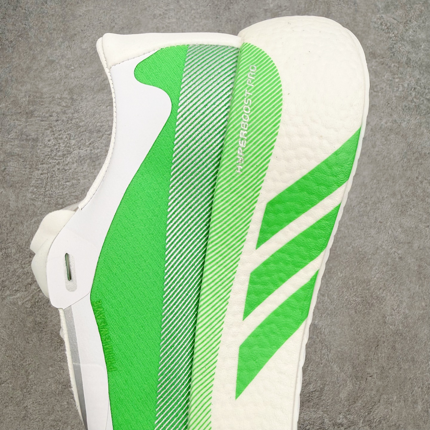 AD Hyperboost Edge 爆米花缓震舒适贴合跑步鞋 在 BOOST 之前冠以了 “HYPER
