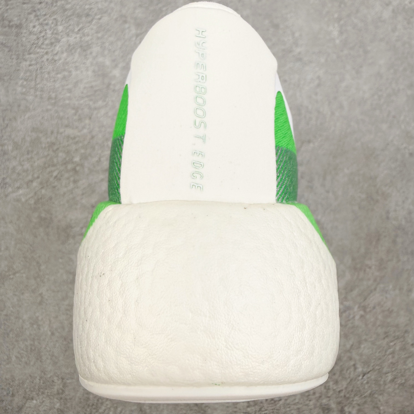 AD Hyperboost Edge 爆米花缓震舒适贴合跑步鞋 在 BOOST 之前冠以了 “HYPER