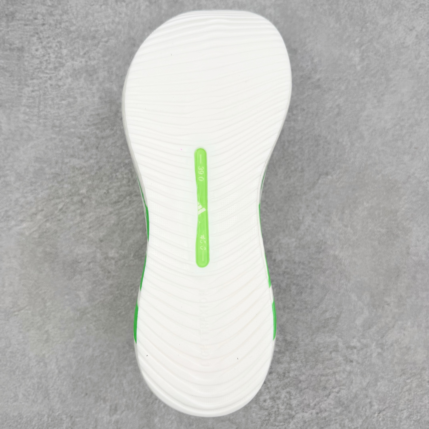 AD Hyperboost Edge 爆米花缓震舒适贴合跑步鞋 在 BOOST 之前冠以了 “HYPER