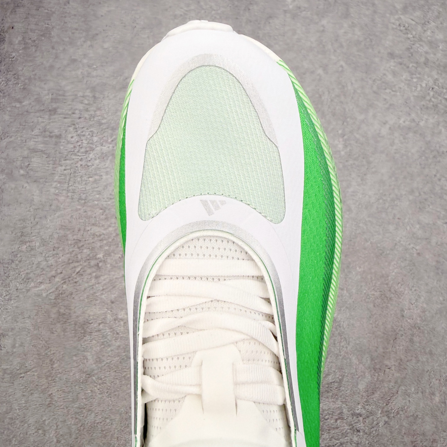 AD Hyperboost Edge 爆米花缓震舒适贴合跑步鞋 在 BOOST 之前冠以了 “HYPER