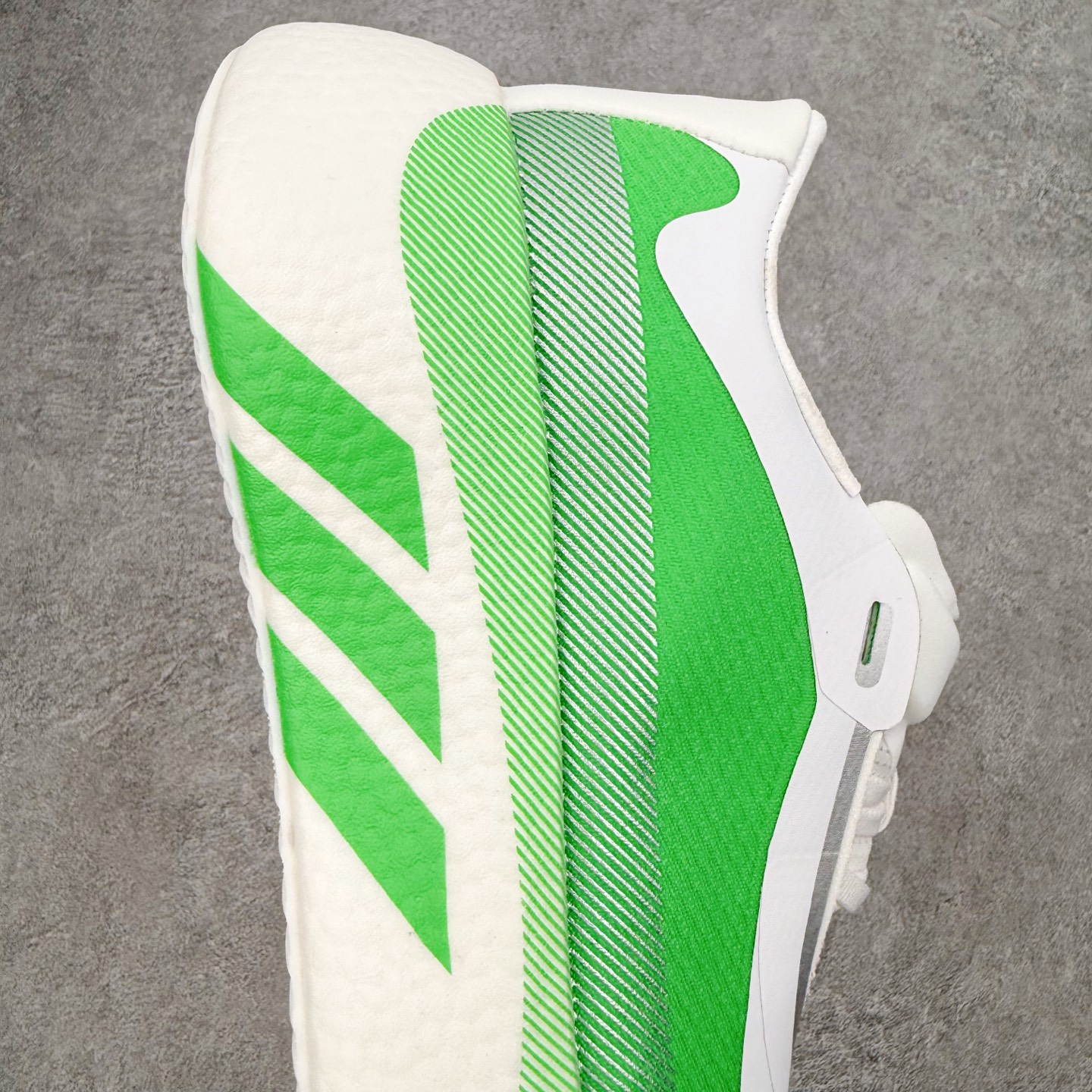 AD Hyperboost Edge 爆米花缓震舒适贴合跑步鞋 在 BOOST 之前冠以了 “HYPER