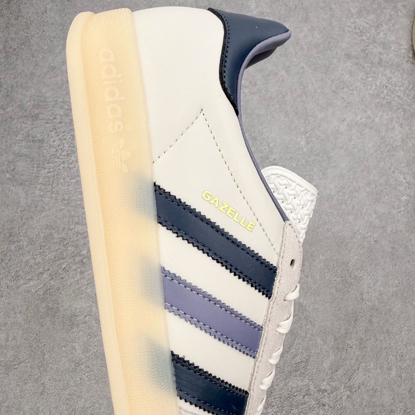 AD Gazelle Indoor Trainers 羚羊内训系列低帮复古百搭休闲运动德训风板鞋 IG1