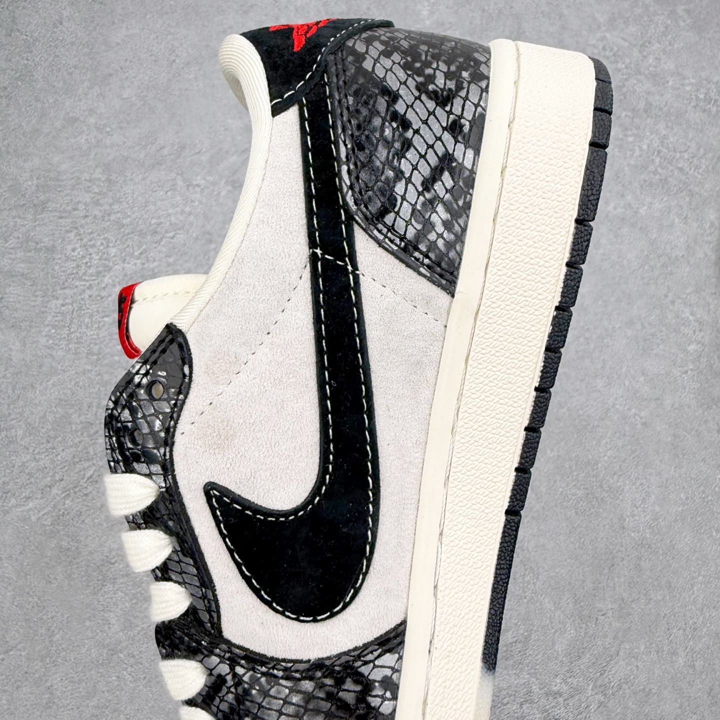 ＃福利特价‼️Air Jordan AJ1 Low 低帮倒钩联名定制配色 原厂内置气垫魔块 A模大底 头