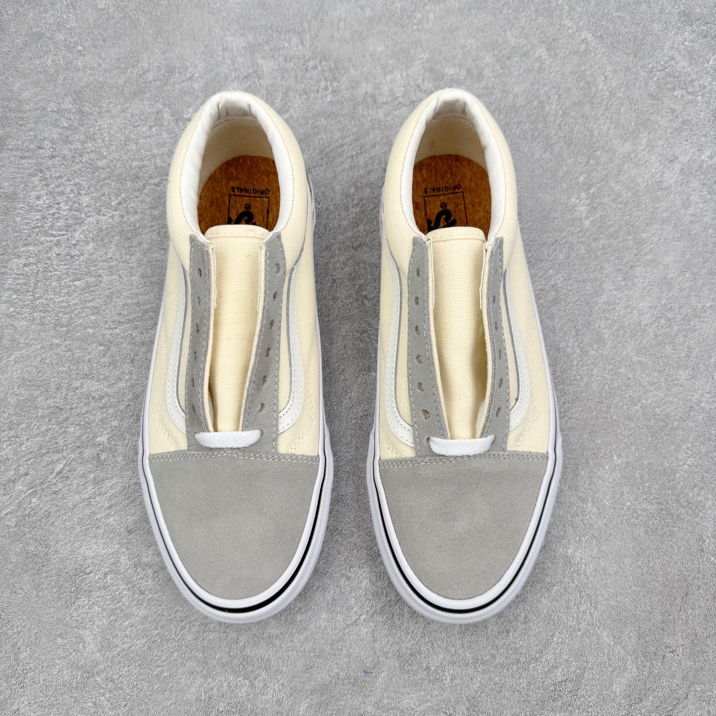 Vans Old Skool 米灰拼色官方新款 低帮休闲硫化帆布鞋鞋面采用翻毛皮搭配帆布材质打造 从鞋型