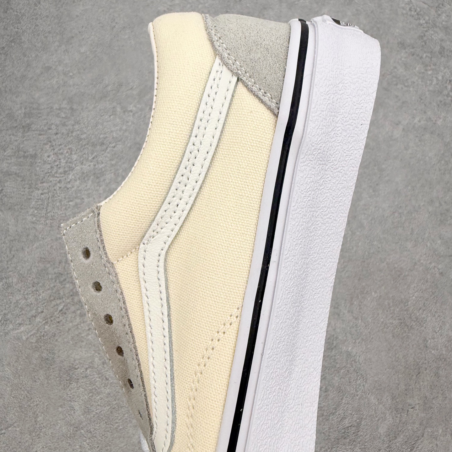 Vans Old Skool 米灰拼色官方新款 低帮休闲硫化帆布鞋鞋面采用翻毛皮搭配帆布材质打造 从鞋型