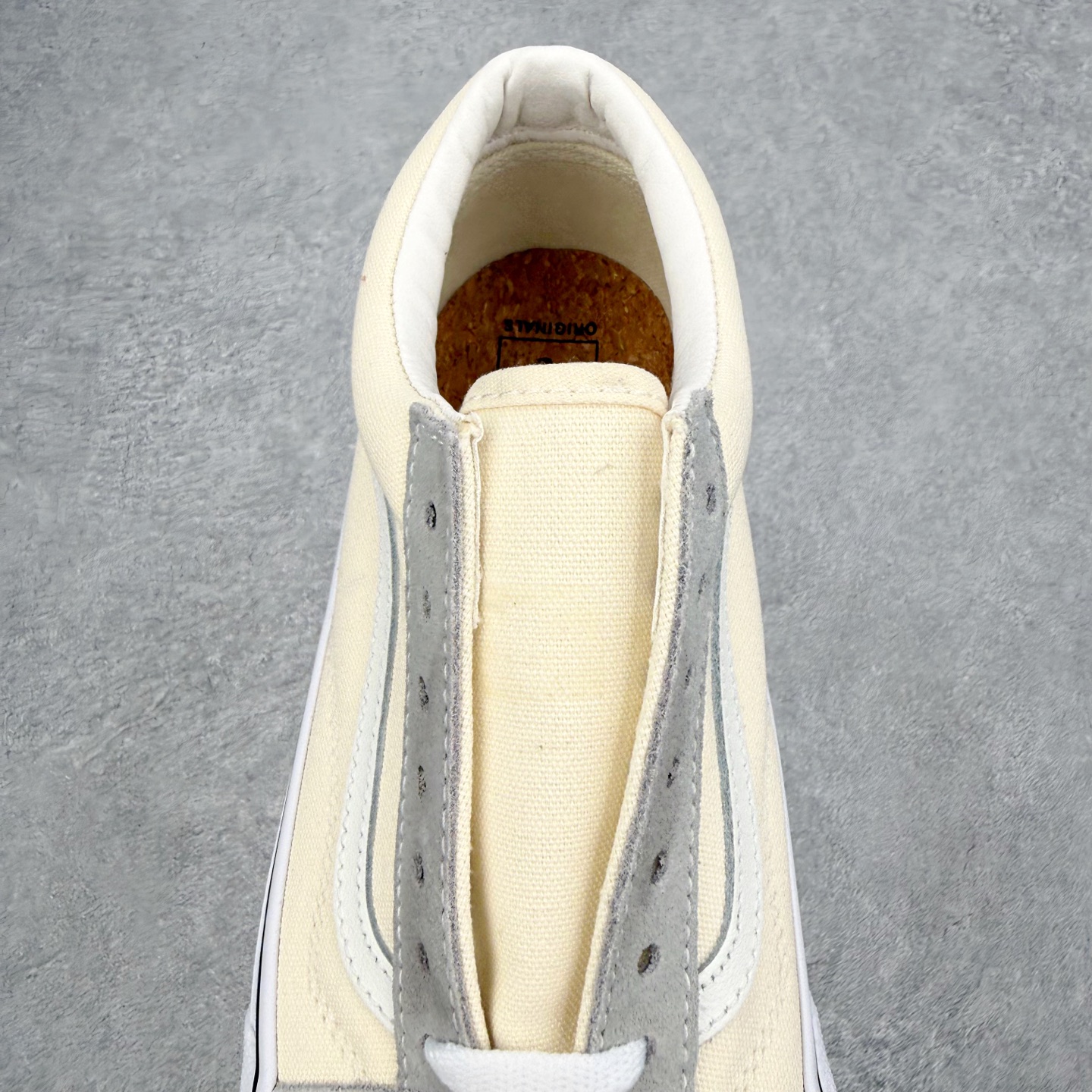 Vans Old Skool 米灰拼色官方新款 低帮休闲硫化帆布鞋鞋面采用翻毛皮搭配帆布材质打造 从鞋型