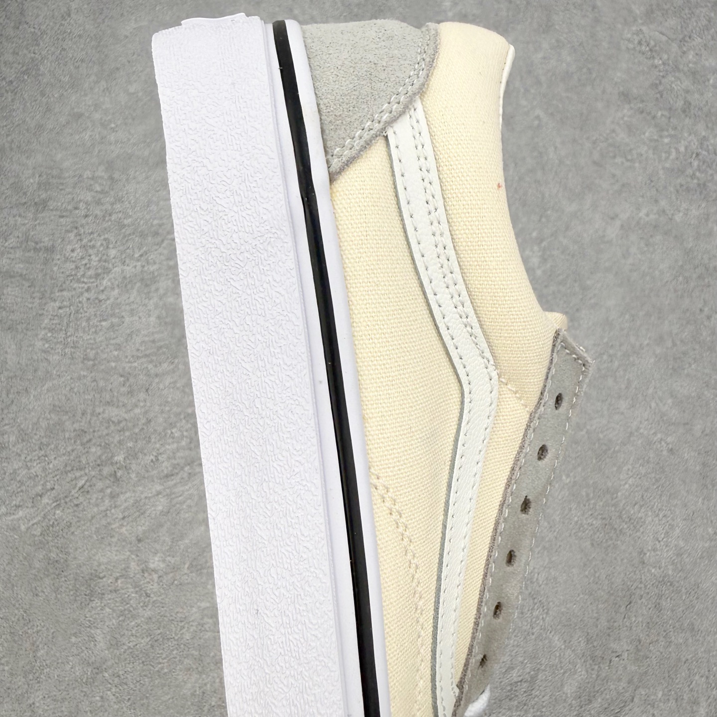 Vans Old Skool 米灰拼色官方新款 低帮休闲硫化帆布鞋鞋面采用翻毛皮搭配帆布材质打造 从鞋型