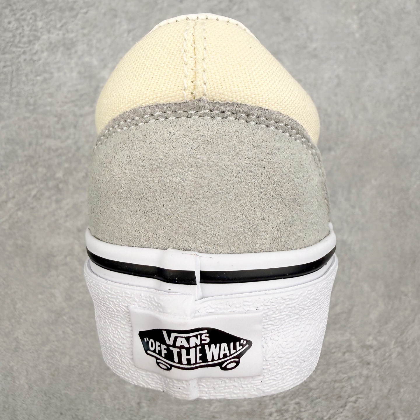 Vans Old Skool 米灰拼色官方新款 低帮休闲硫化帆布鞋鞋面采用翻毛皮搭配帆布材质打造 从鞋型
