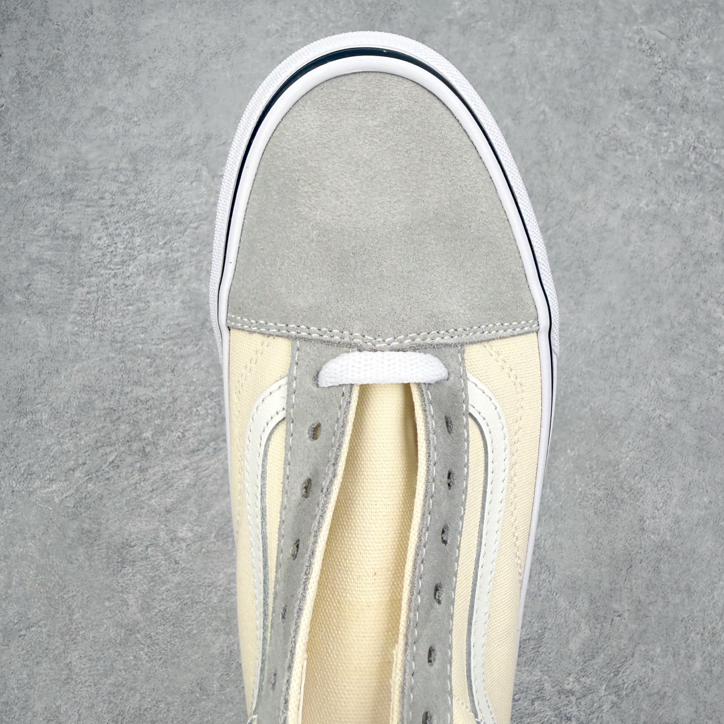 Vans Old Skool 米灰拼色官方新款 低帮休闲硫化帆布鞋鞋面采用翻毛皮搭配帆布材质打造 从鞋型