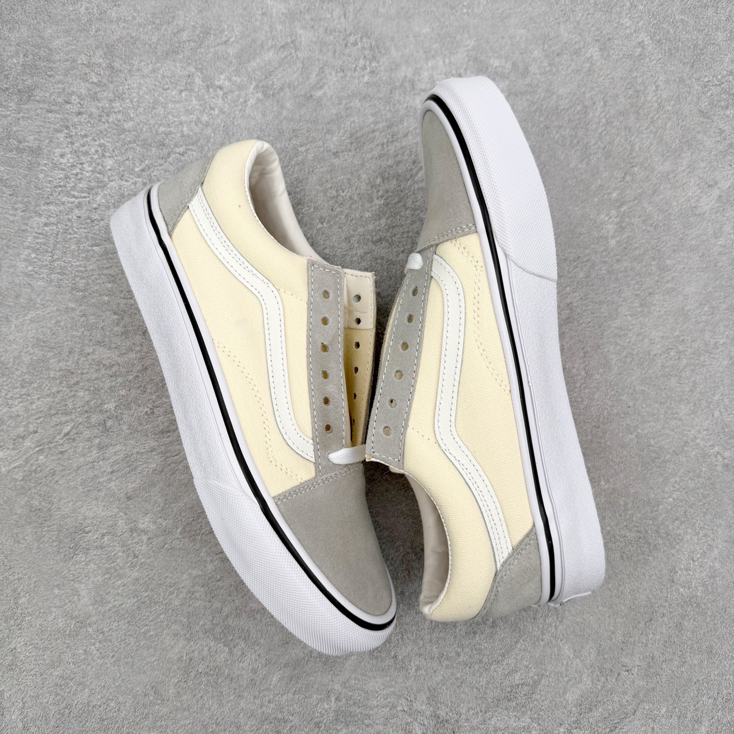 Vans Old Skool 米灰拼色官方新款 低帮休闲硫化帆布鞋鞋面采用翻毛皮搭配帆布材质打造 从鞋型