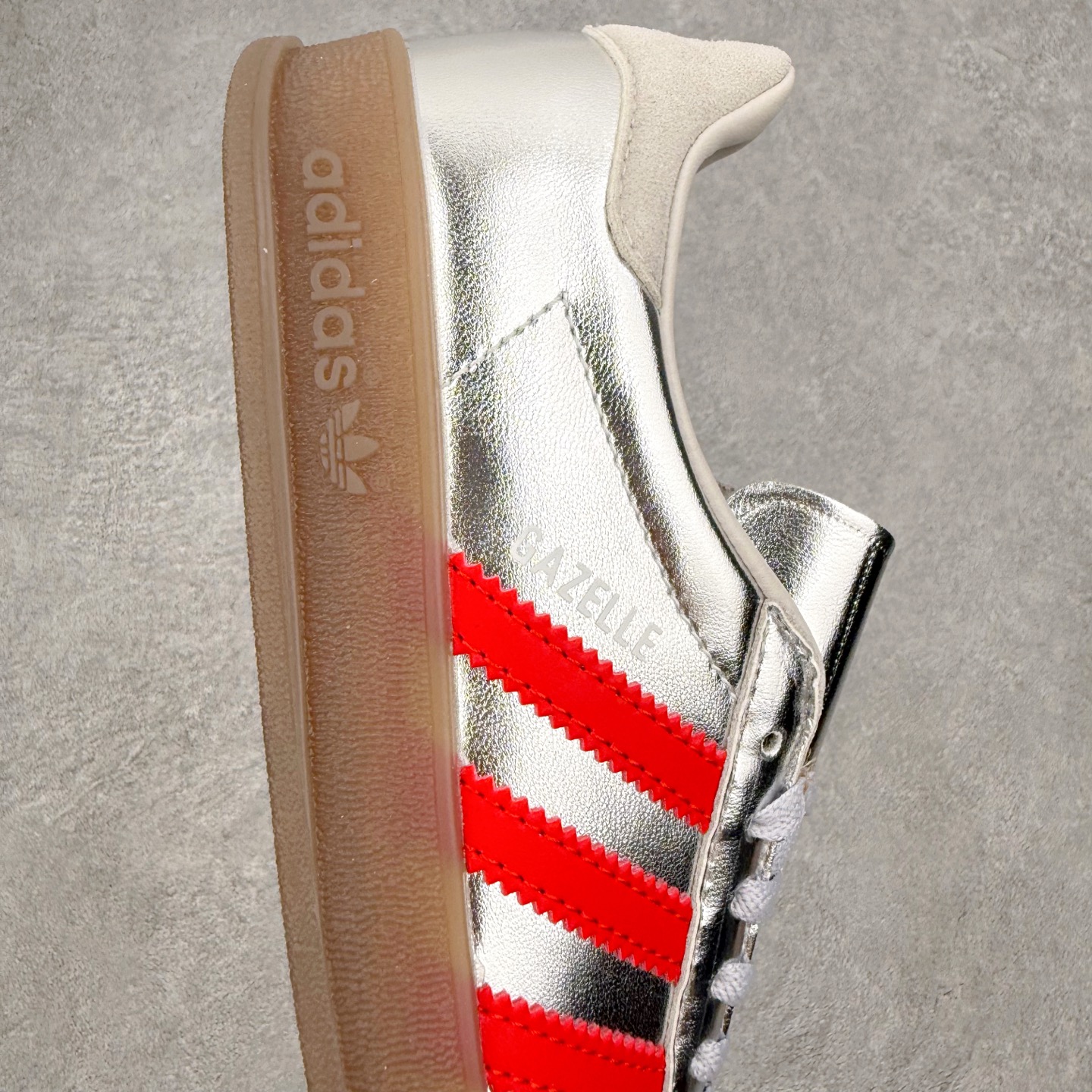 AD Gazelle Indoor Trainers 羚羊内训系列低帮复古百搭休闲运动德训风板鞋 JR2
