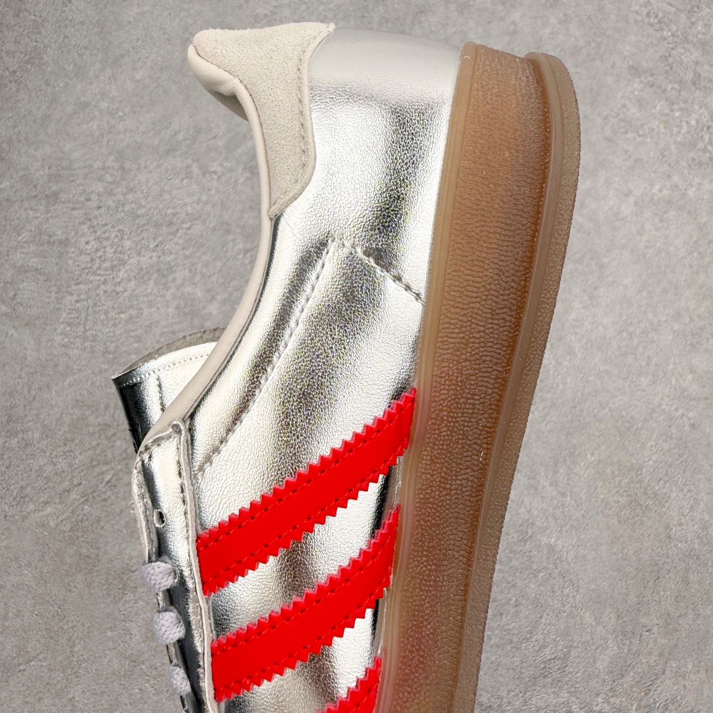 AD Gazelle Indoor Trainers 羚羊内训系列低帮复古百搭休闲运动德训风板鞋 JR2