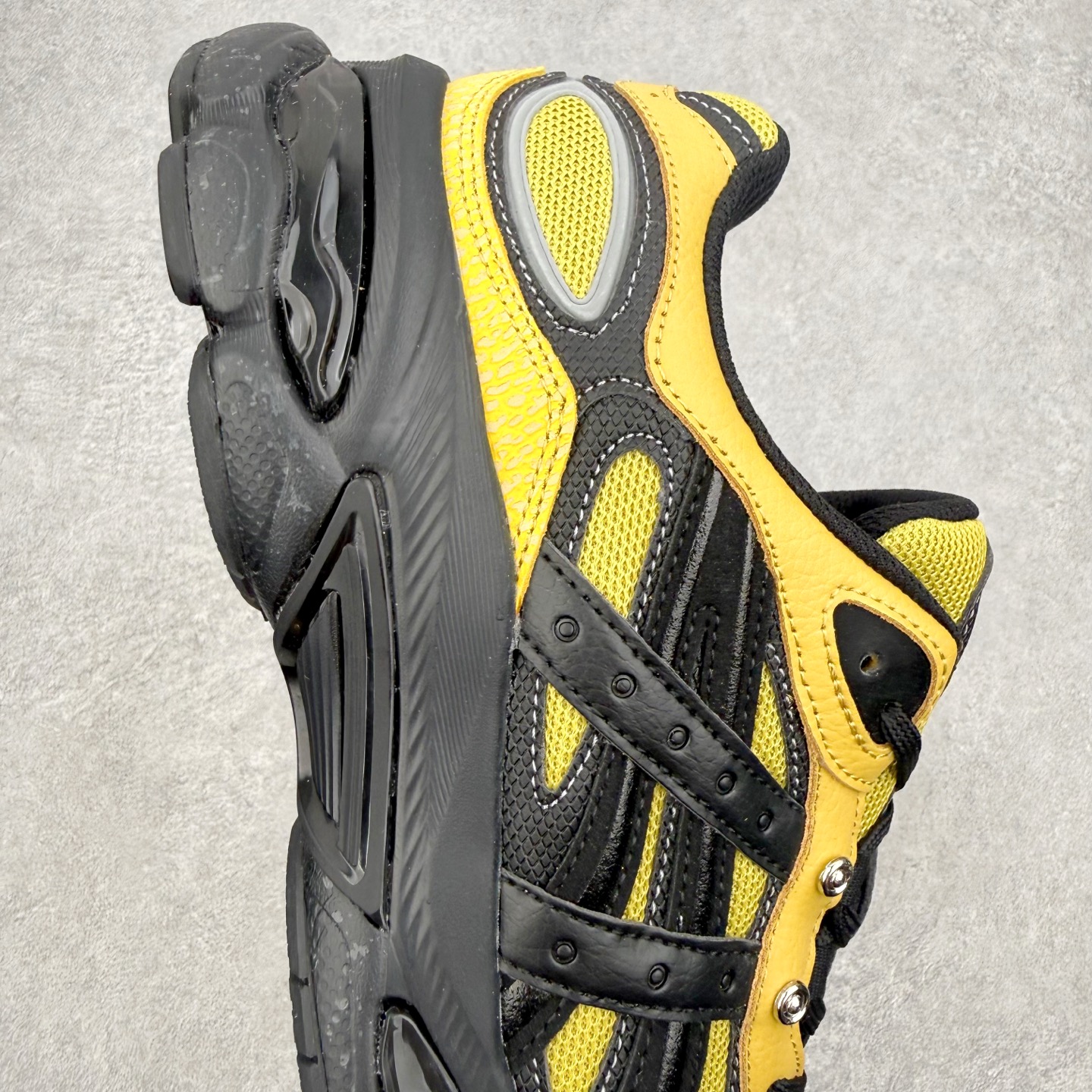 图片[6]-＃XN Asics GEL-NYC 2.0 亚瑟士防滑耐磨透气低帮复古运动休闲运动鞋 欧美外贸特供批次 全网最全系列配色 致敬千禧跑鞋黄金年代，从品牌档案库中汲取灵感，将GEL‑NIMBUS 3、GEL‑MC PLUS V、GEL‑CUMULUS 16三大传奇鞋款精髓融于一体 以现代设计语言重构复古轮廓，打造兼具潮流颜值与专业脚感的都市休闲鞋款，为街头注入经典运动基因。经典鞋面：以2000年初GEL‑NIMBUS 3为原型，融合GEL‑MC PLUS V的层次结构，网眼、合成革、牛剖层皮革多元材质拼接，质感丰富，复古氛围拉满。层次线条：鞋身立体线条与经典虎爪纹，还原年代跑鞋设计精髓，低饱和配色简约高级，适配各种穿搭风格。细节质感：鞋舌刺绣LOGO、后跟定型包裹、透气网眼结构，兼顾颜值与实用性。核心科技 GEL缓震胶：前后掌搭载ASICS标志性GEL缓震科技，高效吸收地面冲击，行走慢跑柔软回弹，久穿不累。尺码：36 37 37.5 38 39 39.5 40 40.5 41.5 42 42.5 43.5 44 44.5 45 46.5 47.5-选品中心