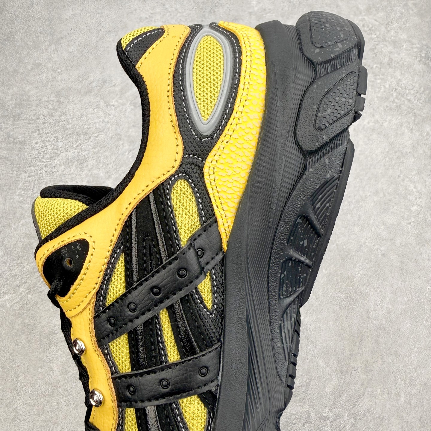 图片[7]-＃XN Asics GEL-NYC 2.0 亚瑟士防滑耐磨透气低帮复古运动休闲运动鞋 欧美外贸特供批次 全网最全系列配色 致敬千禧跑鞋黄金年代，从品牌档案库中汲取灵感，将GEL‑NIMBUS 3、GEL‑MC PLUS V、GEL‑CUMULUS 16三大传奇鞋款精髓融于一体 以现代设计语言重构复古轮廓，打造兼具潮流颜值与专业脚感的都市休闲鞋款，为街头注入经典运动基因。经典鞋面：以2000年初GEL‑NIMBUS 3为原型，融合GEL‑MC PLUS V的层次结构，网眼、合成革、牛剖层皮革多元材质拼接，质感丰富，复古氛围拉满。层次线条：鞋身立体线条与经典虎爪纹，还原年代跑鞋设计精髓，低饱和配色简约高级，适配各种穿搭风格。细节质感：鞋舌刺绣LOGO、后跟定型包裹、透气网眼结构，兼顾颜值与实用性。核心科技 GEL缓震胶：前后掌搭载ASICS标志性GEL缓震科技，高效吸收地面冲击，行走慢跑柔软回弹，久穿不累。尺码：36 37 37.5 38 39 39.5 40 40.5 41.5 42 42.5 43.5 44 44.5 45 46.5 47.5-选品中心