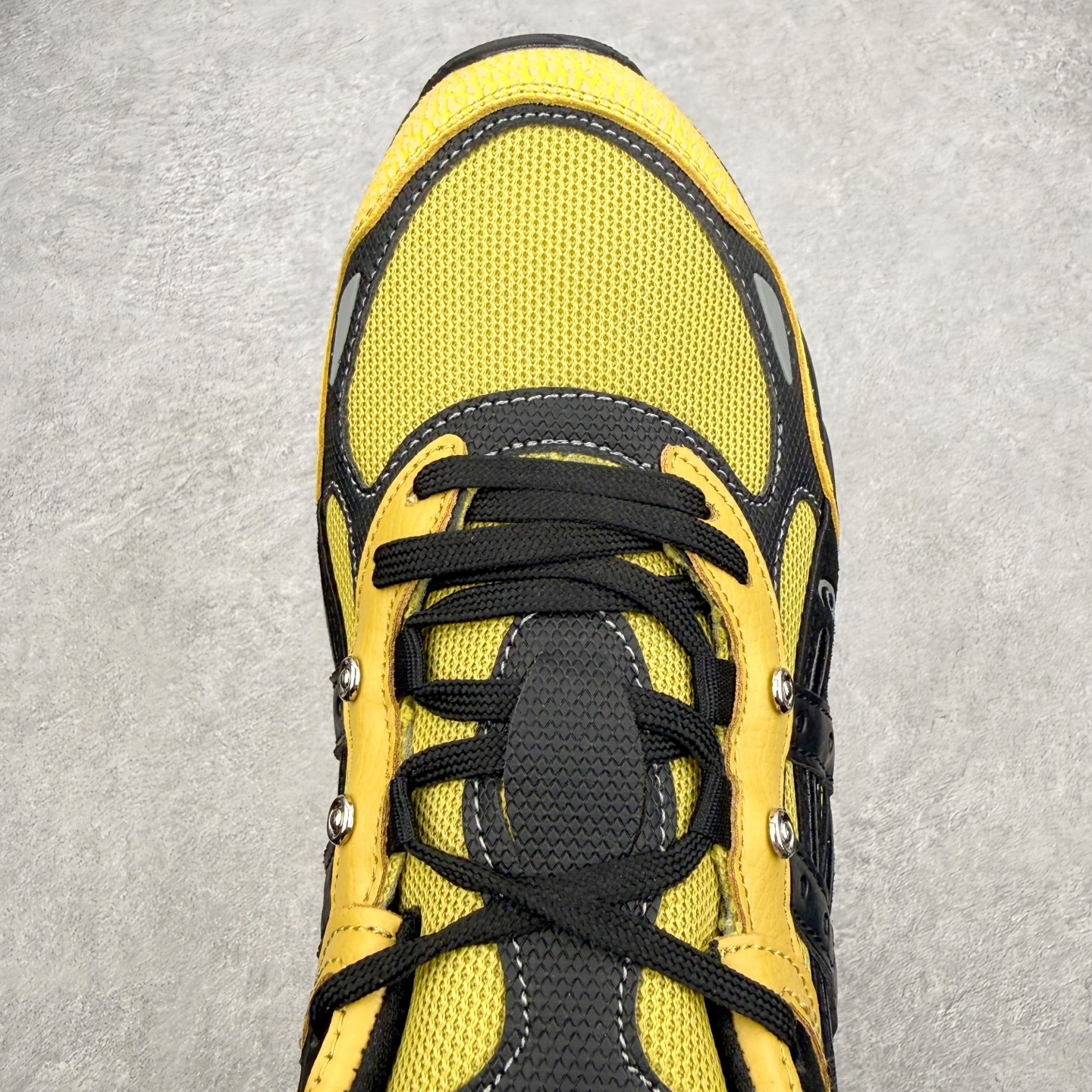 图片[4]-＃XN Asics GEL-NYC 2.0 亚瑟士防滑耐磨透气低帮复古运动休闲运动鞋 欧美外贸特供批次 全网最全系列配色 致敬千禧跑鞋黄金年代，从品牌档案库中汲取灵感，将GEL‑NIMBUS 3、GEL‑MC PLUS V、GEL‑CUMULUS 16三大传奇鞋款精髓融于一体 以现代设计语言重构复古轮廓，打造兼具潮流颜值与专业脚感的都市休闲鞋款，为街头注入经典运动基因。经典鞋面：以2000年初GEL‑NIMBUS 3为原型，融合GEL‑MC PLUS V的层次结构，网眼、合成革、牛剖层皮革多元材质拼接，质感丰富，复古氛围拉满。层次线条：鞋身立体线条与经典虎爪纹，还原年代跑鞋设计精髓，低饱和配色简约高级，适配各种穿搭风格。细节质感：鞋舌刺绣LOGO、后跟定型包裹、透气网眼结构，兼顾颜值与实用性。核心科技 GEL缓震胶：前后掌搭载ASICS标志性GEL缓震科技，高效吸收地面冲击，行走慢跑柔软回弹，久穿不累。尺码：36 37 37.5 38 39 39.5 40 40.5 41.5 42 42.5 43.5 44 44.5 45 46.5 47.5-选品中心