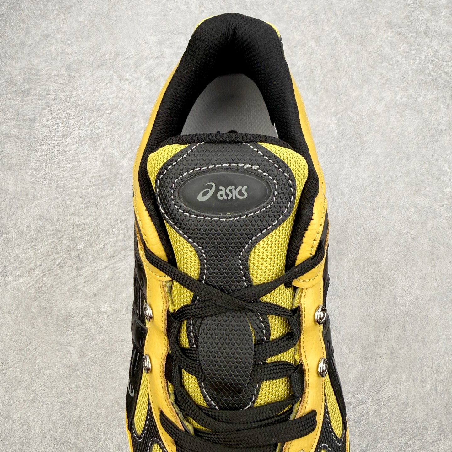 图片[5]-＃XN Asics GEL-NYC 2.0 亚瑟士防滑耐磨透气低帮复古运动休闲运动鞋 欧美外贸特供批次 全网最全系列配色 致敬千禧跑鞋黄金年代，从品牌档案库中汲取灵感，将GEL‑NIMBUS 3、GEL‑MC PLUS V、GEL‑CUMULUS 16三大传奇鞋款精髓融于一体 以现代设计语言重构复古轮廓，打造兼具潮流颜值与专业脚感的都市休闲鞋款，为街头注入经典运动基因。经典鞋面：以2000年初GEL‑NIMBUS 3为原型，融合GEL‑MC PLUS V的层次结构，网眼、合成革、牛剖层皮革多元材质拼接，质感丰富，复古氛围拉满。层次线条：鞋身立体线条与经典虎爪纹，还原年代跑鞋设计精髓，低饱和配色简约高级，适配各种穿搭风格。细节质感：鞋舌刺绣LOGO、后跟定型包裹、透气网眼结构，兼顾颜值与实用性。核心科技 GEL缓震胶：前后掌搭载ASICS标志性GEL缓震科技，高效吸收地面冲击，行走慢跑柔软回弹，久穿不累。尺码：36 37 37.5 38 39 39.5 40 40.5 41.5 42 42.5 43.5 44 44.5 45 46.5 47.5-选品中心