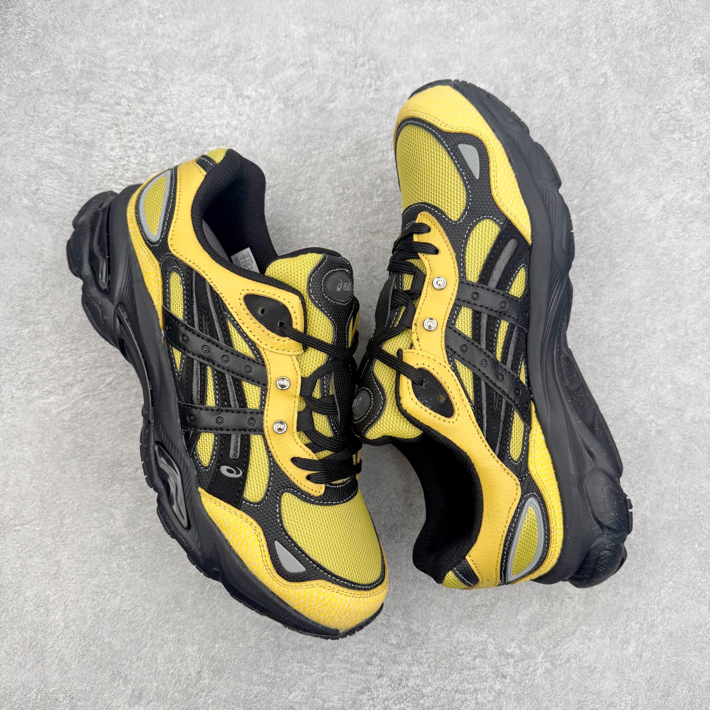 图片[3]-＃XN Asics GEL-NYC 2.0 亚瑟士防滑耐磨透气低帮复古运动休闲运动鞋 欧美外贸特供批次 全网最全系列配色 致敬千禧跑鞋黄金年代，从品牌档案库中汲取灵感，将GEL‑NIMBUS 3、GEL‑MC PLUS V、GEL‑CUMULUS 16三大传奇鞋款精髓融于一体 以现代设计语言重构复古轮廓，打造兼具潮流颜值与专业脚感的都市休闲鞋款，为街头注入经典运动基因。经典鞋面：以2000年初GEL‑NIMBUS 3为原型，融合GEL‑MC PLUS V的层次结构，网眼、合成革、牛剖层皮革多元材质拼接，质感丰富，复古氛围拉满。层次线条：鞋身立体线条与经典虎爪纹，还原年代跑鞋设计精髓，低饱和配色简约高级，适配各种穿搭风格。细节质感：鞋舌刺绣LOGO、后跟定型包裹、透气网眼结构，兼顾颜值与实用性。核心科技 GEL缓震胶：前后掌搭载ASICS标志性GEL缓震科技，高效吸收地面冲击，行走慢跑柔软回弹，久穿不累。尺码：36 37 37.5 38 39 39.5 40 40.5 41.5 42 42.5 43.5 44 44.5 45 46.5 47.5-选品中心
