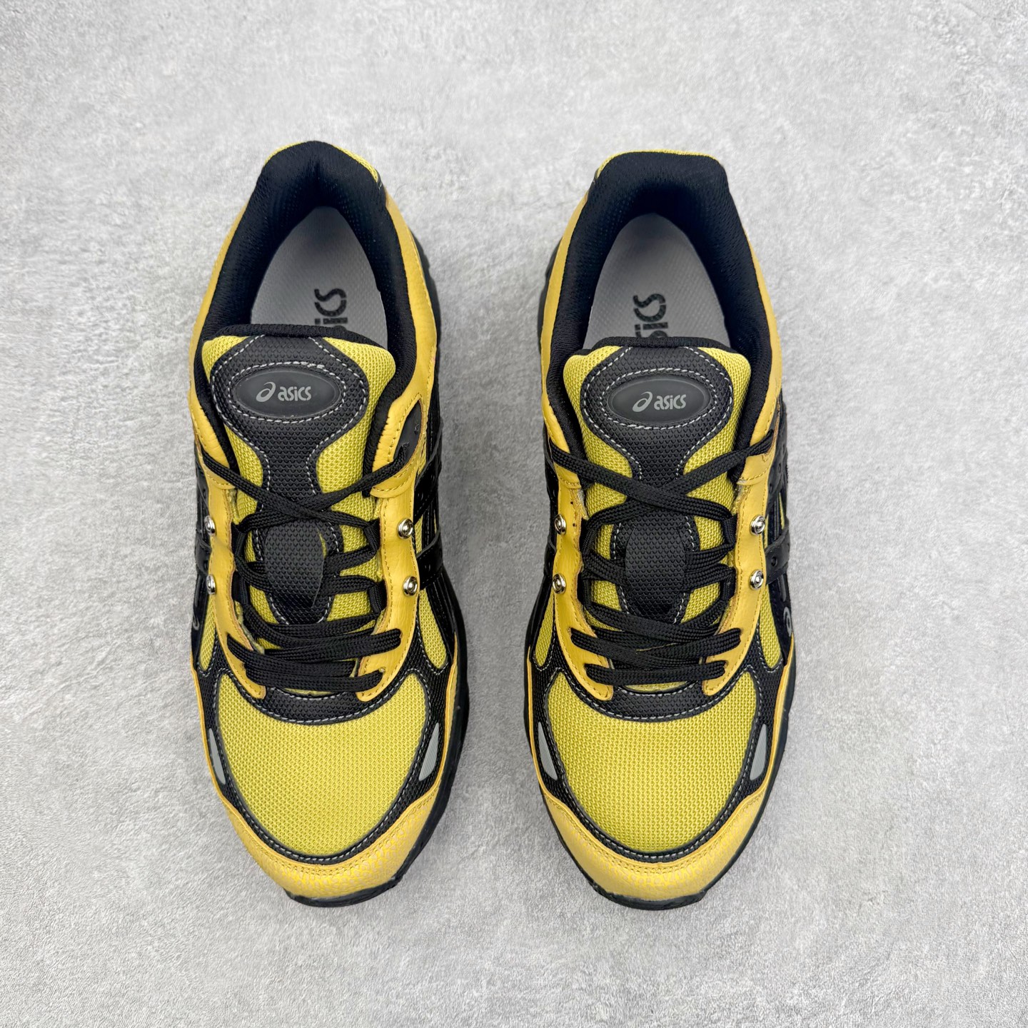 图片[2]-＃XN Asics GEL-NYC 2.0 亚瑟士防滑耐磨透气低帮复古运动休闲运动鞋 欧美外贸特供批次 全网最全系列配色 致敬千禧跑鞋黄金年代，从品牌档案库中汲取灵感，将GEL‑NIMBUS 3、GEL‑MC PLUS V、GEL‑CUMULUS 16三大传奇鞋款精髓融于一体 以现代设计语言重构复古轮廓，打造兼具潮流颜值与专业脚感的都市休闲鞋款，为街头注入经典运动基因。经典鞋面：以2000年初GEL‑NIMBUS 3为原型，融合GEL‑MC PLUS V的层次结构，网眼、合成革、牛剖层皮革多元材质拼接，质感丰富，复古氛围拉满。层次线条：鞋身立体线条与经典虎爪纹，还原年代跑鞋设计精髓，低饱和配色简约高级，适配各种穿搭风格。细节质感：鞋舌刺绣LOGO、后跟定型包裹、透气网眼结构，兼顾颜值与实用性。核心科技 GEL缓震胶：前后掌搭载ASICS标志性GEL缓震科技，高效吸收地面冲击，行走慢跑柔软回弹，久穿不累。尺码：36 37 37.5 38 39 39.5 40 40.5 41.5 42 42.5 43.5 44 44.5 45 46.5 47.5-选品中心