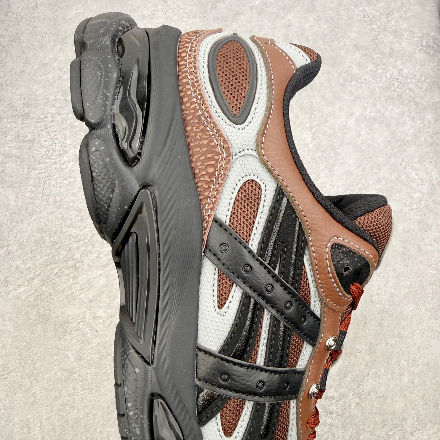 图片[6]-＃XN Asics GEL-NYC 2.0 亚瑟士防滑耐磨透气低帮复古运动休闲运动鞋 欧美外贸特供批次 全网最全系列配色 致敬千禧跑鞋黄金年代，从品牌档案库中汲取灵感，将GEL‑NIMBUS 3、GEL‑MC PLUS V、GEL‑CUMULUS 16三大传奇鞋款精髓融于一体 以现代设计语言重构复古轮廓，打造兼具潮流颜值与专业脚感的都市休闲鞋款，为街头注入经典运动基因。经典鞋面：以2000年初GEL‑NIMBUS 3为原型，融合GEL‑MC PLUS V的层次结构，网眼、合成革、牛剖层皮革多元材质拼接，质感丰富，复古氛围拉满。层次线条：鞋身立体线条与经典虎爪纹，还原年代跑鞋设计精髓，低饱和配色简约高级，适配各种穿搭风格。细节质感：鞋舌刺绣LOGO、后跟定型包裹、透气网眼结构，兼顾颜值与实用性。核心科技 GEL缓震胶：前后掌搭载ASICS标志性GEL缓震科技，高效吸收地面冲击，行走慢跑柔软回弹，久穿不累。尺码：36 37 37.5 38 39 39.5 40 40.5 41.5 42 42.5 43.5 44 44.5 45 46.5 47.5-选品中心