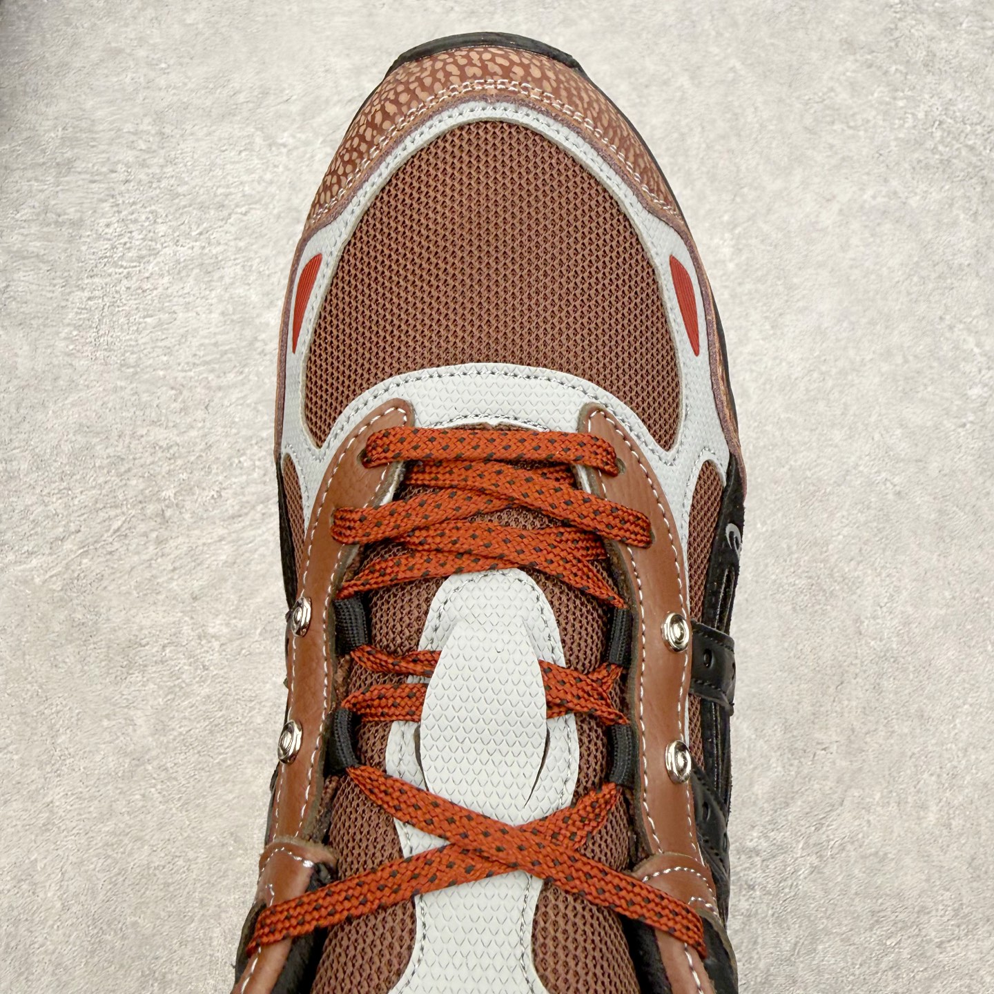 图片[4]-＃XN Asics GEL-NYC 2.0 亚瑟士防滑耐磨透气低帮复古运动休闲运动鞋 欧美外贸特供批次 全网最全系列配色 致敬千禧跑鞋黄金年代，从品牌档案库中汲取灵感，将GEL‑NIMBUS 3、GEL‑MC PLUS V、GEL‑CUMULUS 16三大传奇鞋款精髓融于一体 以现代设计语言重构复古轮廓，打造兼具潮流颜值与专业脚感的都市休闲鞋款，为街头注入经典运动基因。经典鞋面：以2000年初GEL‑NIMBUS 3为原型，融合GEL‑MC PLUS V的层次结构，网眼、合成革、牛剖层皮革多元材质拼接，质感丰富，复古氛围拉满。层次线条：鞋身立体线条与经典虎爪纹，还原年代跑鞋设计精髓，低饱和配色简约高级，适配各种穿搭风格。细节质感：鞋舌刺绣LOGO、后跟定型包裹、透气网眼结构，兼顾颜值与实用性。核心科技 GEL缓震胶：前后掌搭载ASICS标志性GEL缓震科技，高效吸收地面冲击，行走慢跑柔软回弹，久穿不累。尺码：36 37 37.5 38 39 39.5 40 40.5 41.5 42 42.5 43.5 44 44.5 45 46.5 47.5-选品中心