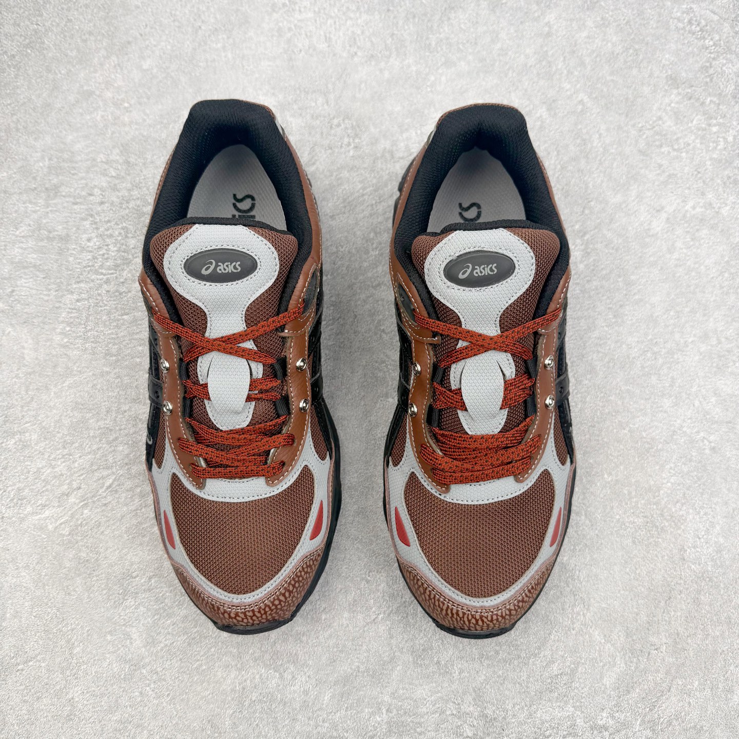 图片[2]-＃XN Asics GEL-NYC 2.0 亚瑟士防滑耐磨透气低帮复古运动休闲运动鞋 欧美外贸特供批次 全网最全系列配色 致敬千禧跑鞋黄金年代，从品牌档案库中汲取灵感，将GEL‑NIMBUS 3、GEL‑MC PLUS V、GEL‑CUMULUS 16三大传奇鞋款精髓融于一体 以现代设计语言重构复古轮廓，打造兼具潮流颜值与专业脚感的都市休闲鞋款，为街头注入经典运动基因。经典鞋面：以2000年初GEL‑NIMBUS 3为原型，融合GEL‑MC PLUS V的层次结构，网眼、合成革、牛剖层皮革多元材质拼接，质感丰富，复古氛围拉满。层次线条：鞋身立体线条与经典虎爪纹，还原年代跑鞋设计精髓，低饱和配色简约高级，适配各种穿搭风格。细节质感：鞋舌刺绣LOGO、后跟定型包裹、透气网眼结构，兼顾颜值与实用性。核心科技 GEL缓震胶：前后掌搭载ASICS标志性GEL缓震科技，高效吸收地面冲击，行走慢跑柔软回弹，久穿不累。尺码：36 37 37.5 38 39 39.5 40 40.5 41.5 42 42.5 43.5 44 44.5 45 46.5 47.5-选品中心