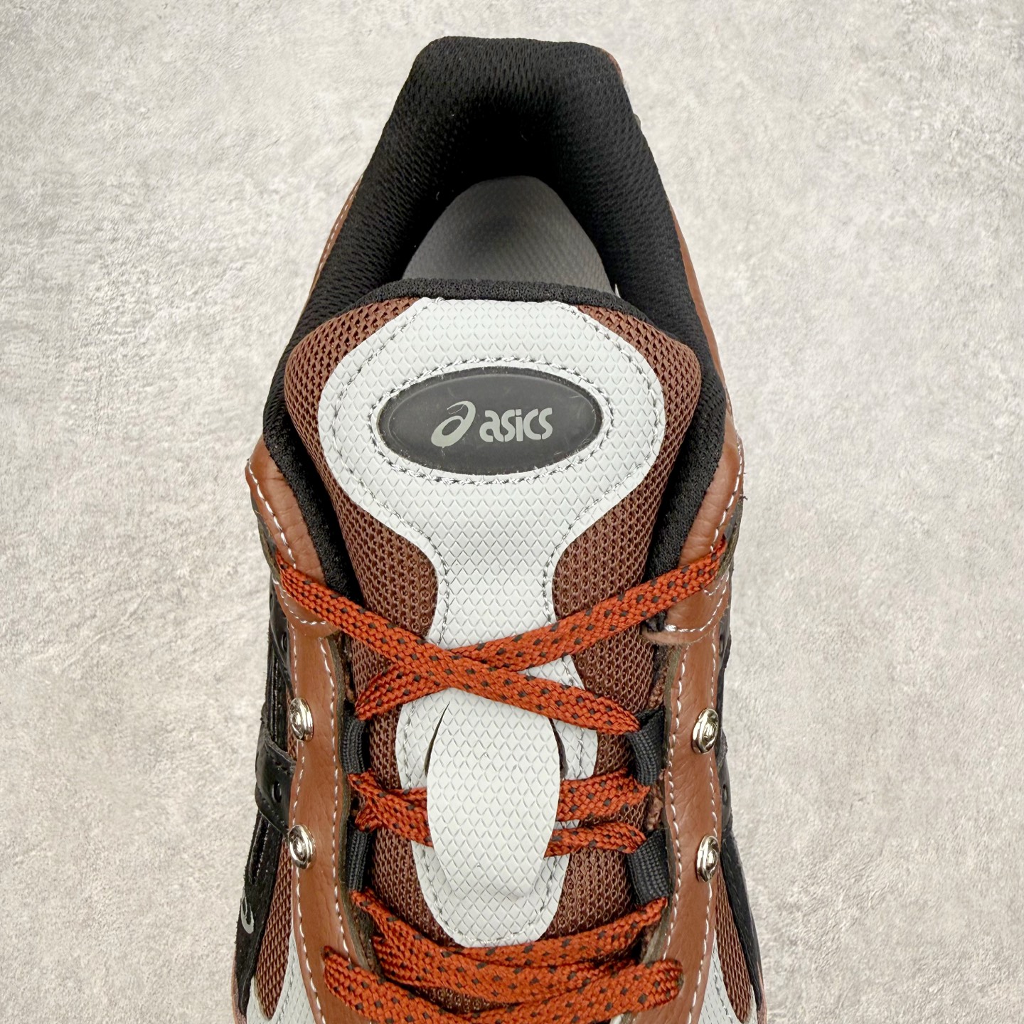 图片[5]-＃XN Asics GEL-NYC 2.0 亚瑟士防滑耐磨透气低帮复古运动休闲运动鞋 欧美外贸特供批次 全网最全系列配色 致敬千禧跑鞋黄金年代，从品牌档案库中汲取灵感，将GEL‑NIMBUS 3、GEL‑MC PLUS V、GEL‑CUMULUS 16三大传奇鞋款精髓融于一体 以现代设计语言重构复古轮廓，打造兼具潮流颜值与专业脚感的都市休闲鞋款，为街头注入经典运动基因。经典鞋面：以2000年初GEL‑NIMBUS 3为原型，融合GEL‑MC PLUS V的层次结构，网眼、合成革、牛剖层皮革多元材质拼接，质感丰富，复古氛围拉满。层次线条：鞋身立体线条与经典虎爪纹，还原年代跑鞋设计精髓，低饱和配色简约高级，适配各种穿搭风格。细节质感：鞋舌刺绣LOGO、后跟定型包裹、透气网眼结构，兼顾颜值与实用性。核心科技 GEL缓震胶：前后掌搭载ASICS标志性GEL缓震科技，高效吸收地面冲击，行走慢跑柔软回弹，久穿不累。尺码：36 37 37.5 38 39 39.5 40 40.5 41.5 42 42.5 43.5 44 44.5 45 46.5 47.5-选品中心