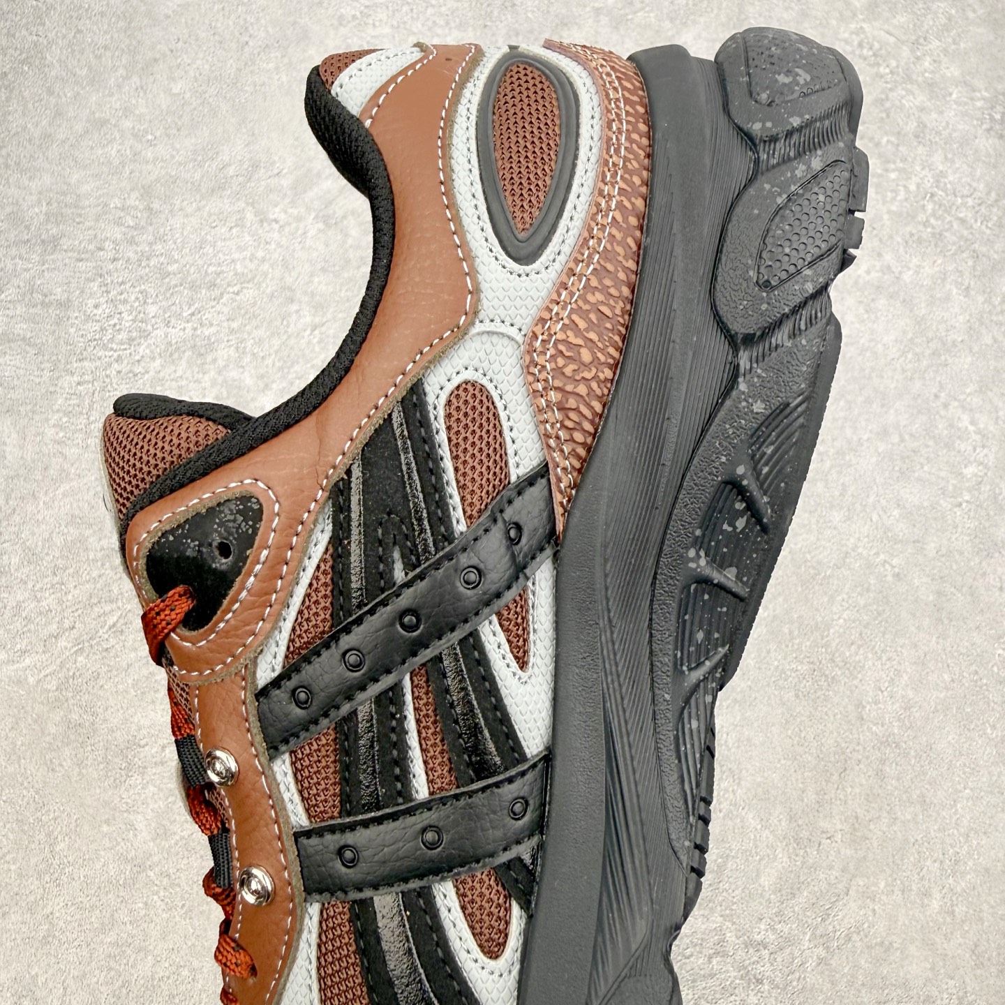 图片[7]-＃XN Asics GEL-NYC 2.0 亚瑟士防滑耐磨透气低帮复古运动休闲运动鞋 欧美外贸特供批次 全网最全系列配色 致敬千禧跑鞋黄金年代，从品牌档案库中汲取灵感，将GEL‑NIMBUS 3、GEL‑MC PLUS V、GEL‑CUMULUS 16三大传奇鞋款精髓融于一体 以现代设计语言重构复古轮廓，打造兼具潮流颜值与专业脚感的都市休闲鞋款，为街头注入经典运动基因。经典鞋面：以2000年初GEL‑NIMBUS 3为原型，融合GEL‑MC PLUS V的层次结构，网眼、合成革、牛剖层皮革多元材质拼接，质感丰富，复古氛围拉满。层次线条：鞋身立体线条与经典虎爪纹，还原年代跑鞋设计精髓，低饱和配色简约高级，适配各种穿搭风格。细节质感：鞋舌刺绣LOGO、后跟定型包裹、透气网眼结构，兼顾颜值与实用性。核心科技 GEL缓震胶：前后掌搭载ASICS标志性GEL缓震科技，高效吸收地面冲击，行走慢跑柔软回弹，久穿不累。尺码：36 37 37.5 38 39 39.5 40 40.5 41.5 42 42.5 43.5 44 44.5 45 46.5 47.5-选品中心