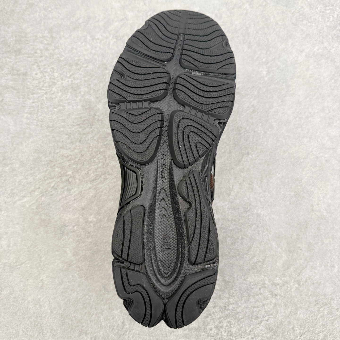 图片[9]-＃XN Asics GEL-NYC 2.0 亚瑟士防滑耐磨透气低帮复古运动休闲运动鞋 欧美外贸特供批次 全网最全系列配色 致敬千禧跑鞋黄金年代，从品牌档案库中汲取灵感，将GEL‑NIMBUS 3、GEL‑MC PLUS V、GEL‑CUMULUS 16三大传奇鞋款精髓融于一体 以现代设计语言重构复古轮廓，打造兼具潮流颜值与专业脚感的都市休闲鞋款，为街头注入经典运动基因。经典鞋面：以2000年初GEL‑NIMBUS 3为原型，融合GEL‑MC PLUS V的层次结构，网眼、合成革、牛剖层皮革多元材质拼接，质感丰富，复古氛围拉满。层次线条：鞋身立体线条与经典虎爪纹，还原年代跑鞋设计精髓，低饱和配色简约高级，适配各种穿搭风格。细节质感：鞋舌刺绣LOGO、后跟定型包裹、透气网眼结构，兼顾颜值与实用性。核心科技 GEL缓震胶：前后掌搭载ASICS标志性GEL缓震科技，高效吸收地面冲击，行走慢跑柔软回弹，久穿不累。尺码：36 37 37.5 38 39 39.5 40 40.5 41.5 42 42.5 43.5 44 44.5 45 46.5 47.5-选品中心