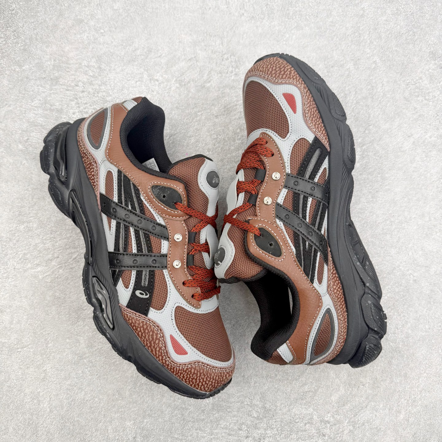 图片[3]-＃XN Asics GEL-NYC 2.0 亚瑟士防滑耐磨透气低帮复古运动休闲运动鞋 欧美外贸特供批次 全网最全系列配色 致敬千禧跑鞋黄金年代，从品牌档案库中汲取灵感，将GEL‑NIMBUS 3、GEL‑MC PLUS V、GEL‑CUMULUS 16三大传奇鞋款精髓融于一体 以现代设计语言重构复古轮廓，打造兼具潮流颜值与专业脚感的都市休闲鞋款，为街头注入经典运动基因。经典鞋面：以2000年初GEL‑NIMBUS 3为原型，融合GEL‑MC PLUS V的层次结构，网眼、合成革、牛剖层皮革多元材质拼接，质感丰富，复古氛围拉满。层次线条：鞋身立体线条与经典虎爪纹，还原年代跑鞋设计精髓，低饱和配色简约高级，适配各种穿搭风格。细节质感：鞋舌刺绣LOGO、后跟定型包裹、透气网眼结构，兼顾颜值与实用性。核心科技 GEL缓震胶：前后掌搭载ASICS标志性GEL缓震科技，高效吸收地面冲击，行走慢跑柔软回弹，久穿不累。尺码：36 37 37.5 38 39 39.5 40 40.5 41.5 42 42.5 43.5 44 44.5 45 46.5 47.5-选品中心