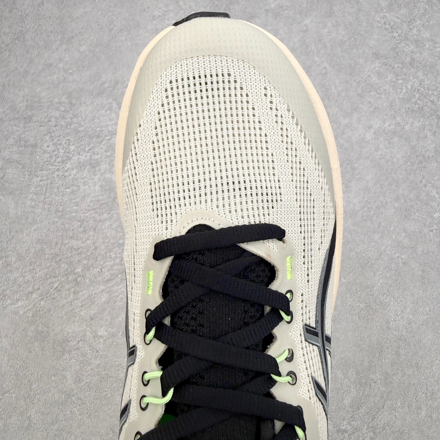 Asics GEL-Nimbus 28 亚瑟士缓震跑鞋 近年复古风潮的势头很旺 ASICS一直坚信保持身