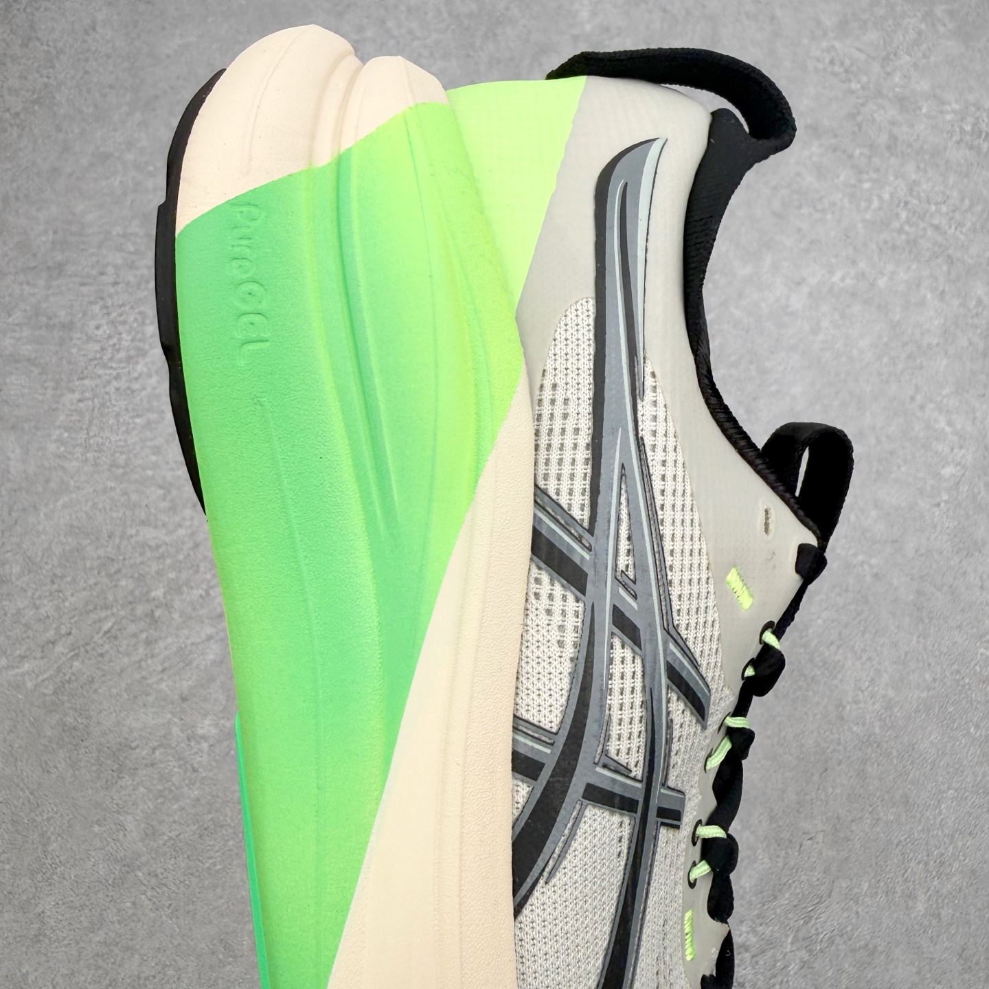 Asics GEL-Nimbus 28 亚瑟士缓震跑鞋 近年复古风潮的势头很旺 ASICS一直坚信保持身