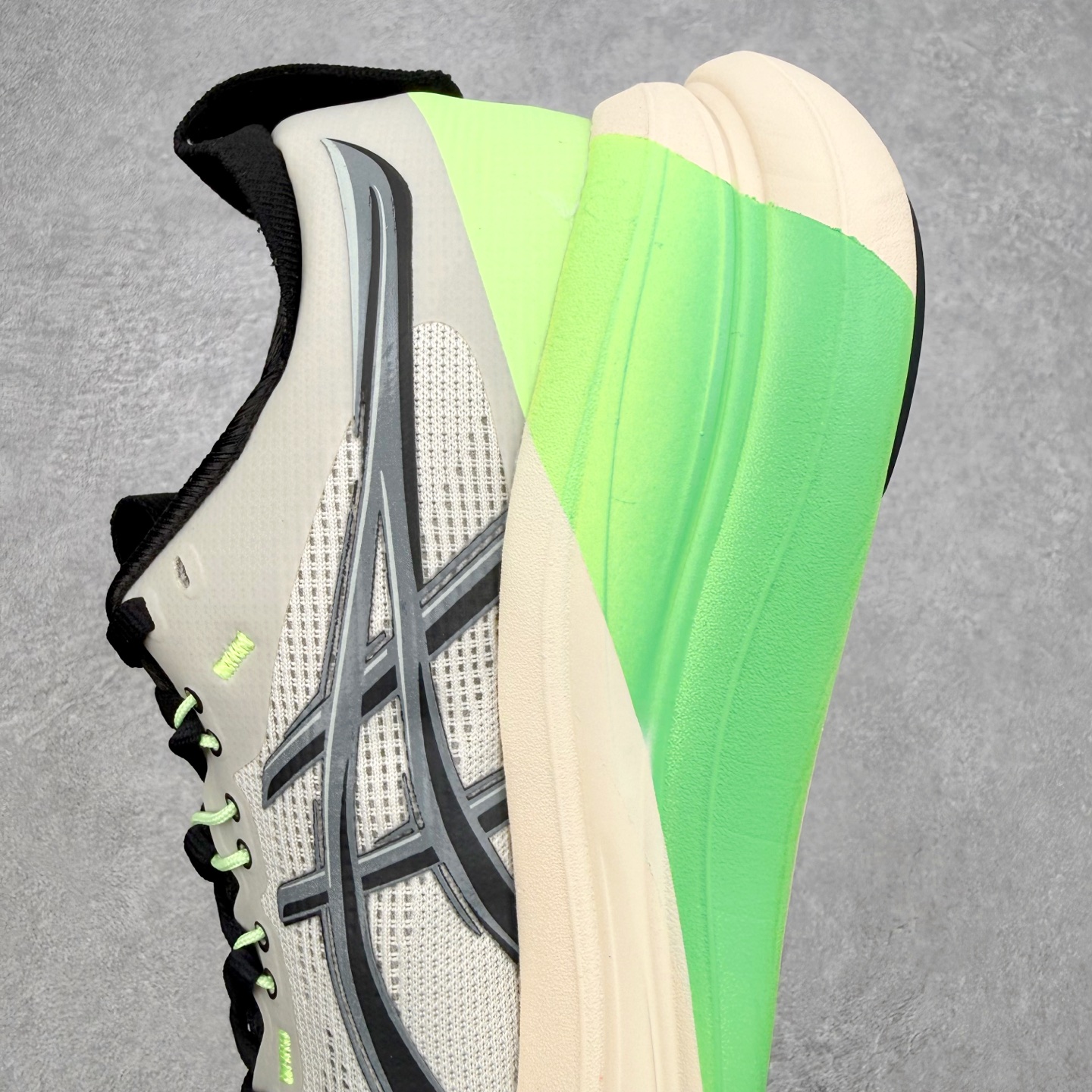 Asics GEL-Nimbus 28 亚瑟士缓震跑鞋 近年复古风潮的势头很旺 ASICS一直坚信保持身